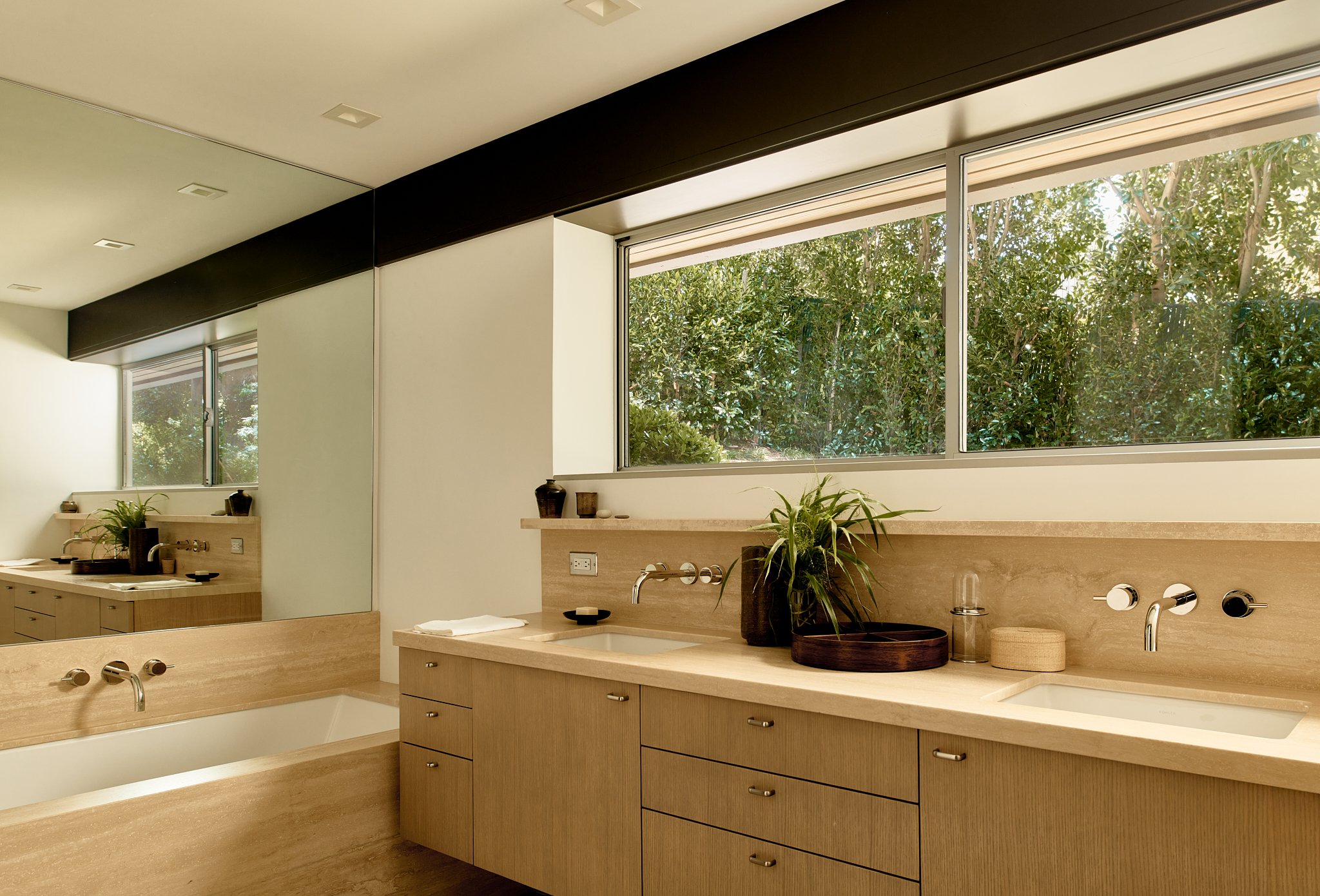 salle de bain travertin et bois