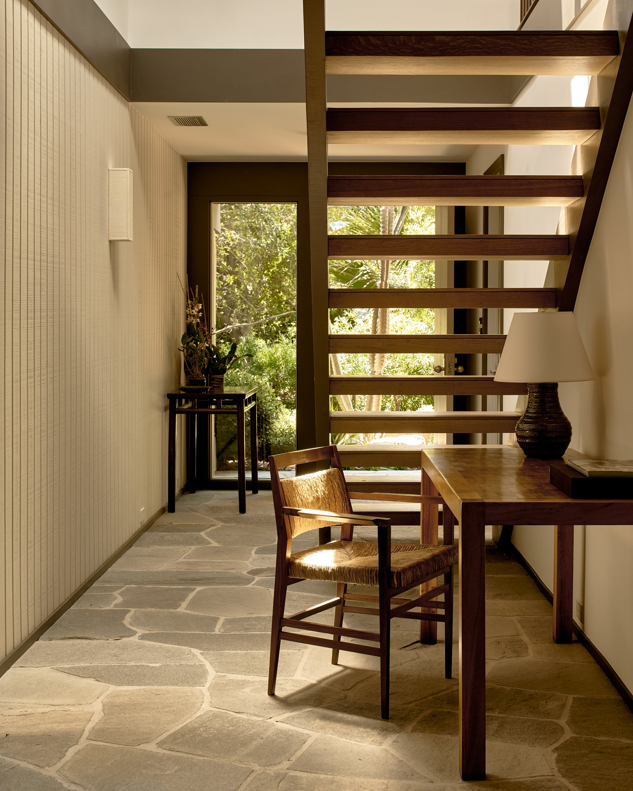 entrée sol pierre maison contemporaine