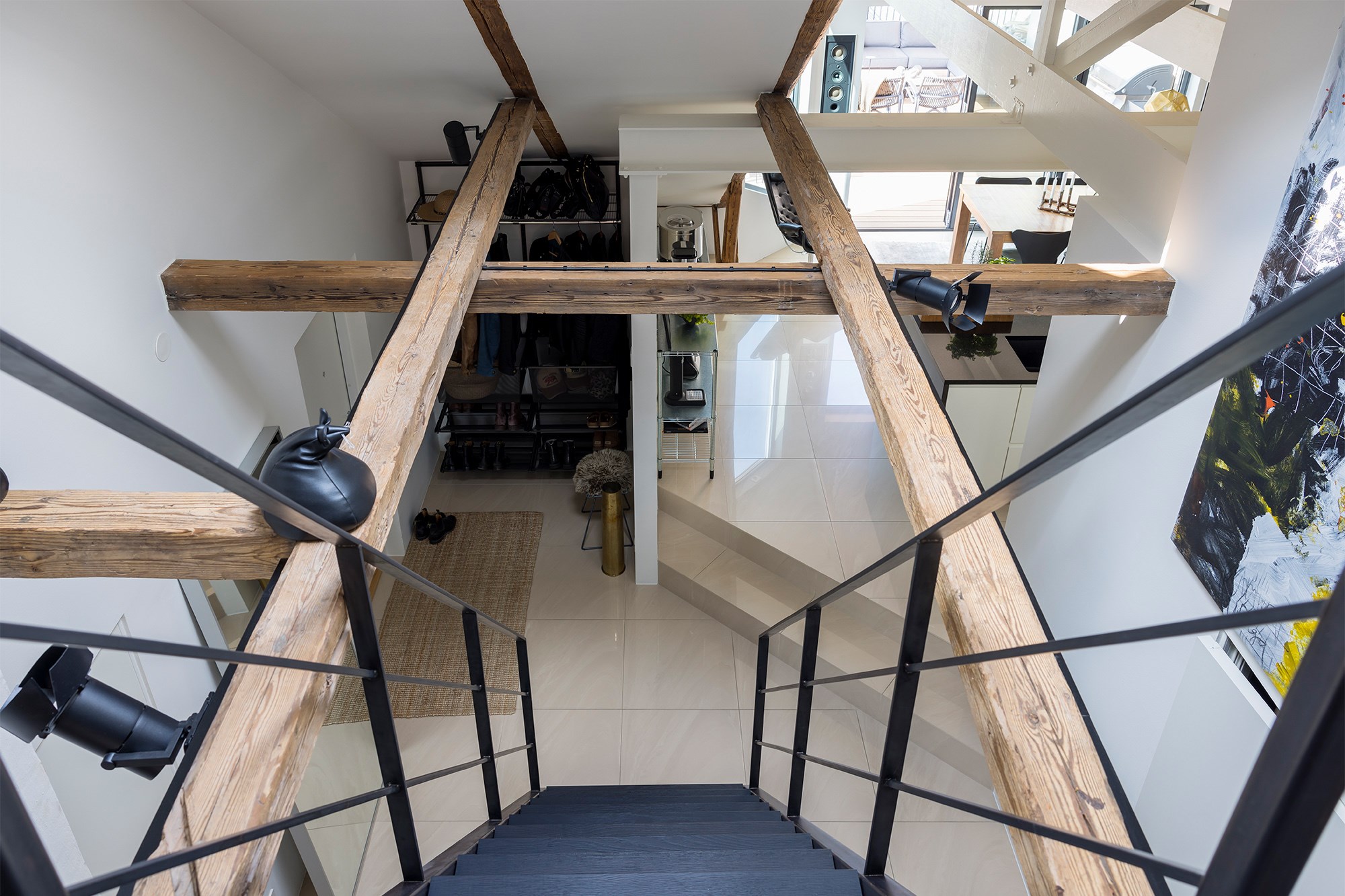 escalier acier noir dans appartement avec poutres