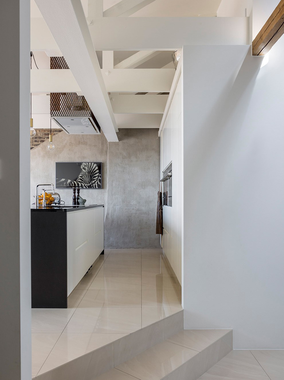 cuisine design blanche avec îlot et poutres blanches