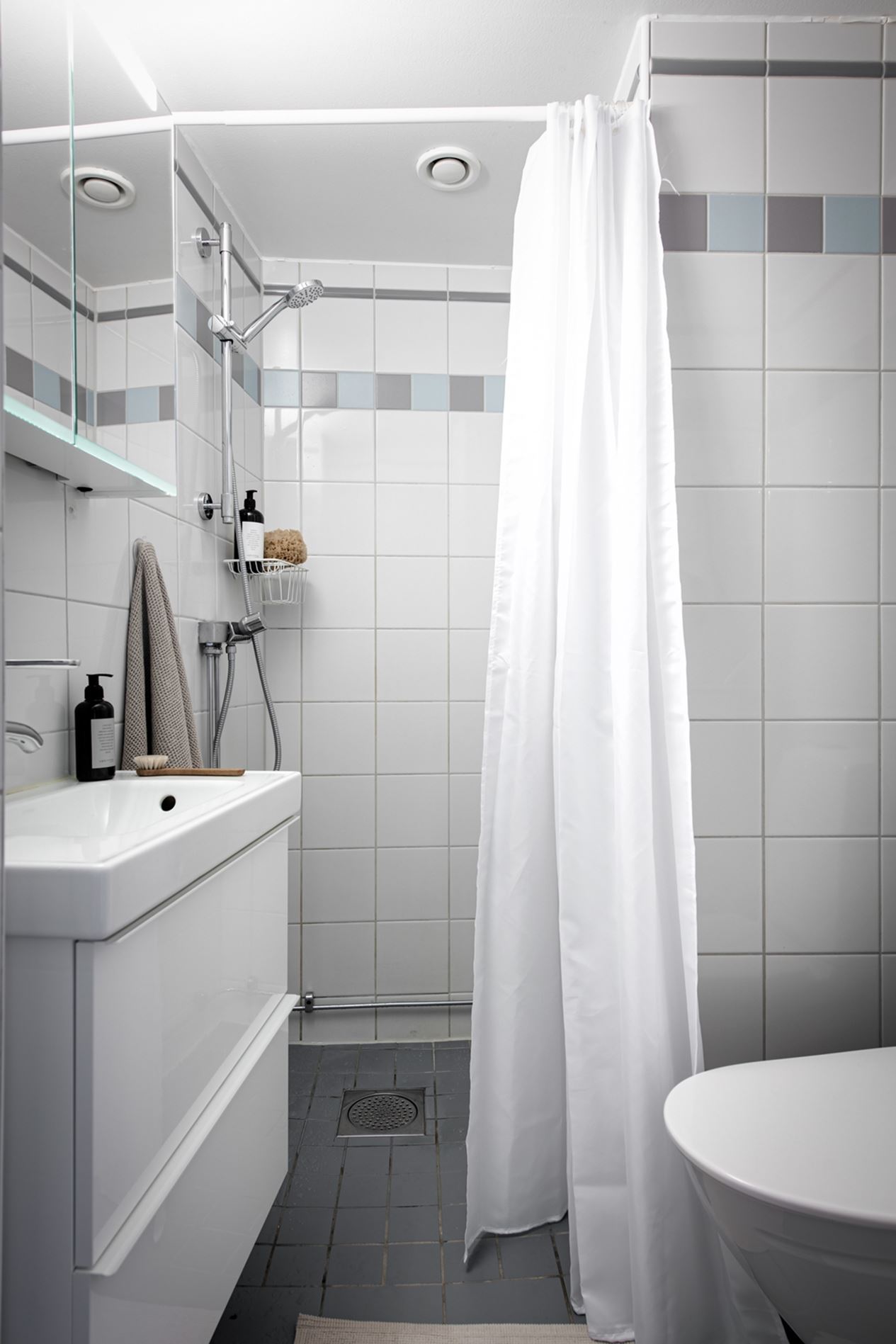 salle d salle d'eau blanche