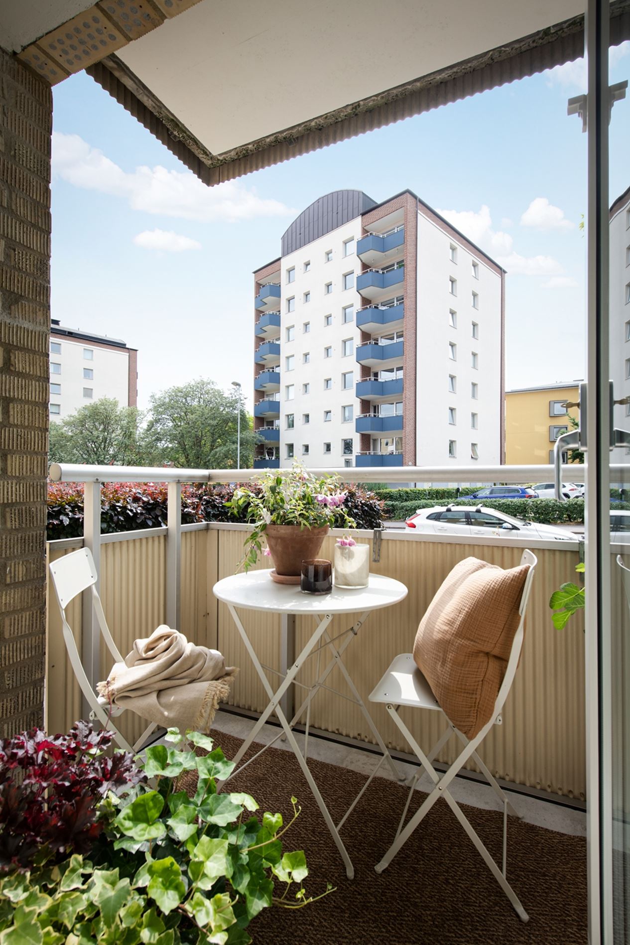 balcon avec table et chaises balcon avec table et chaises