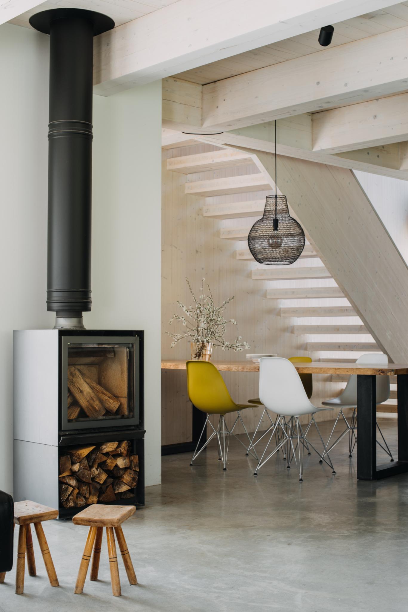 salon avec poêle maison d'architecte