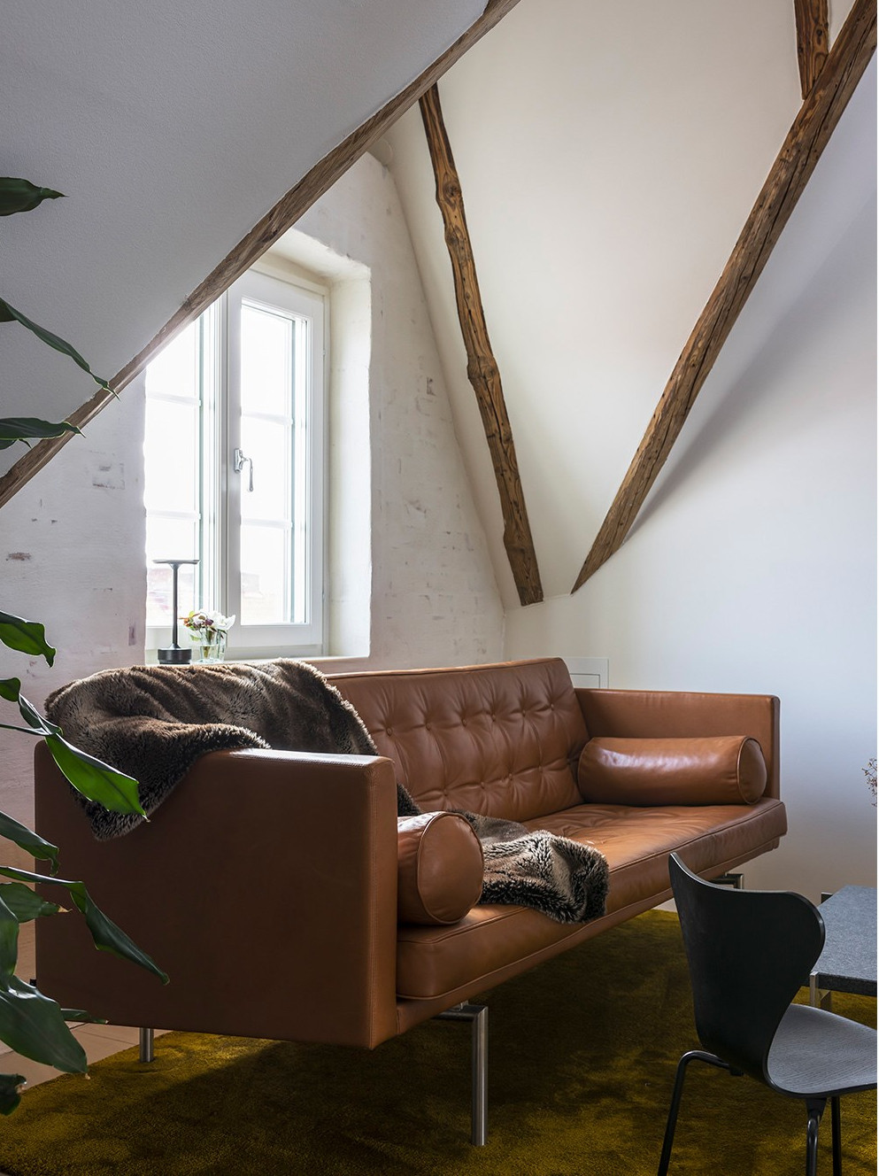 salon avec poutres décoration scandinave et vintage