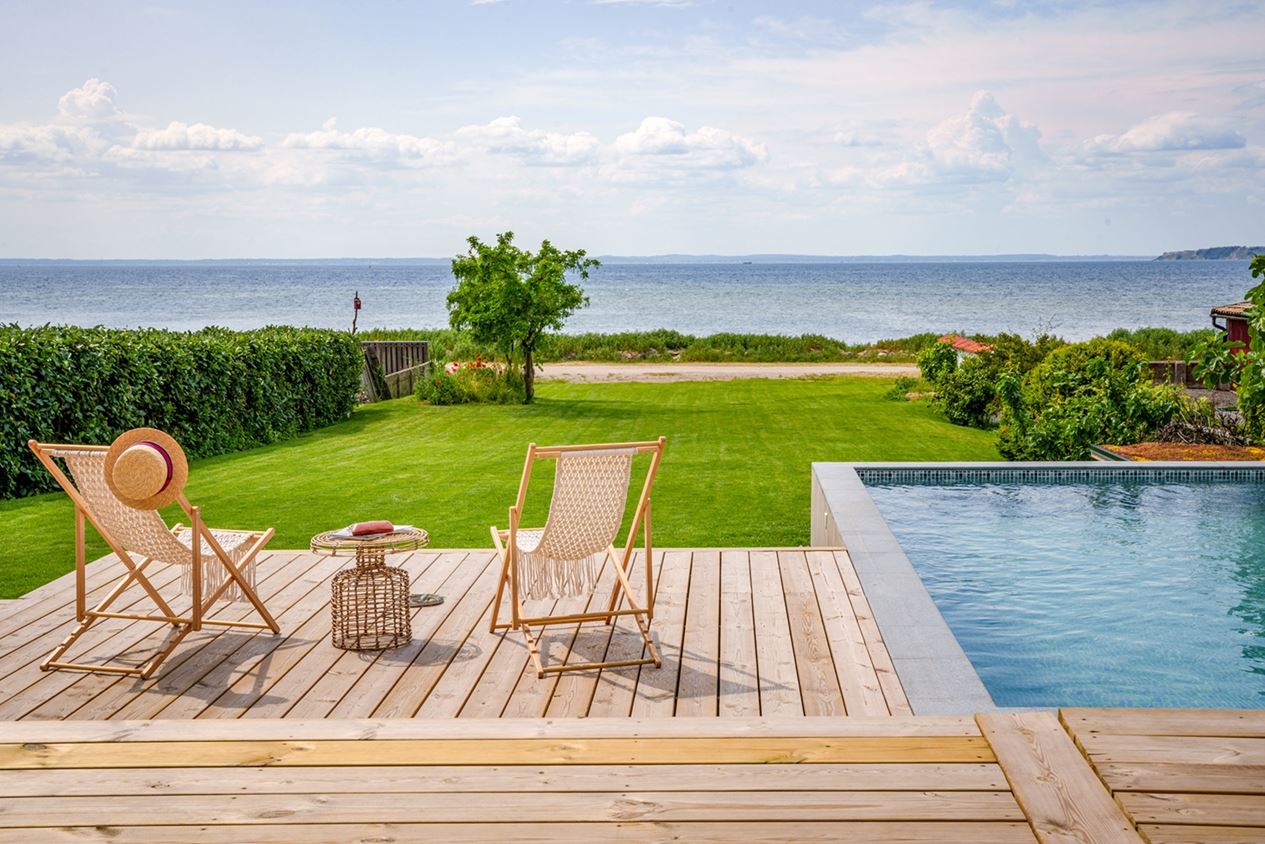 terrasse en bois avec piscine
