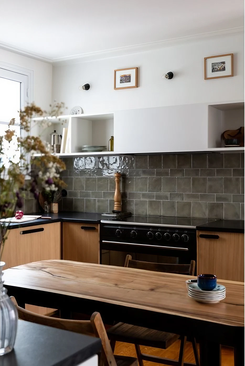 cuisine bois et carrelage vert appartement Paris