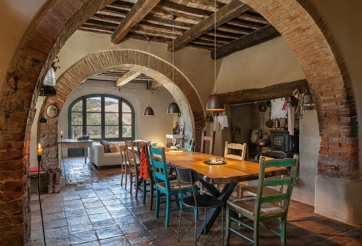 salon et salle à manger avec arche en briques et poutres salon et salle à manger avec arche en briques et poutres
