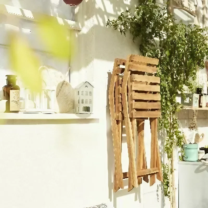 chaises pliantes bois sur mur