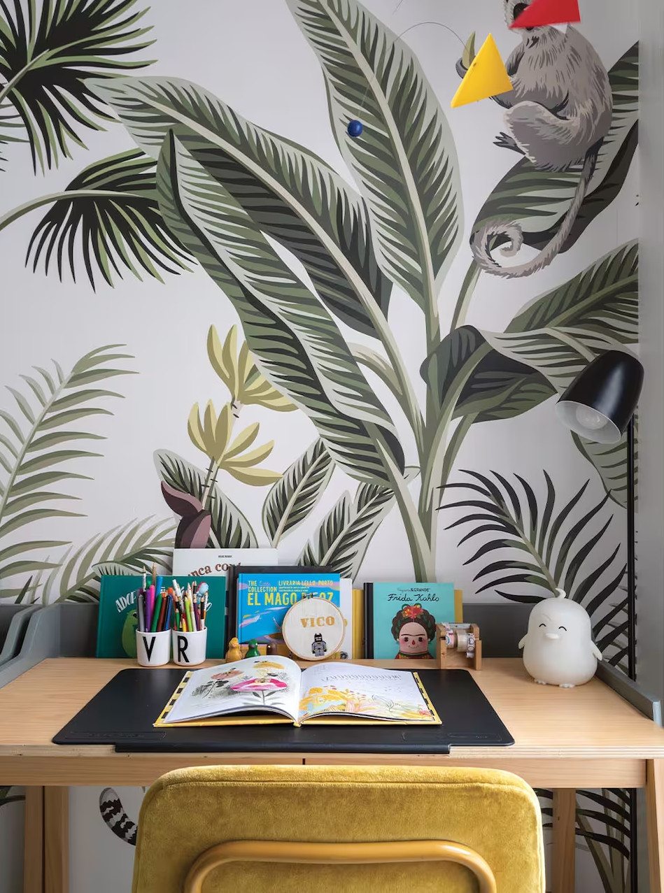 chambre enfant avec papier-peint exotique