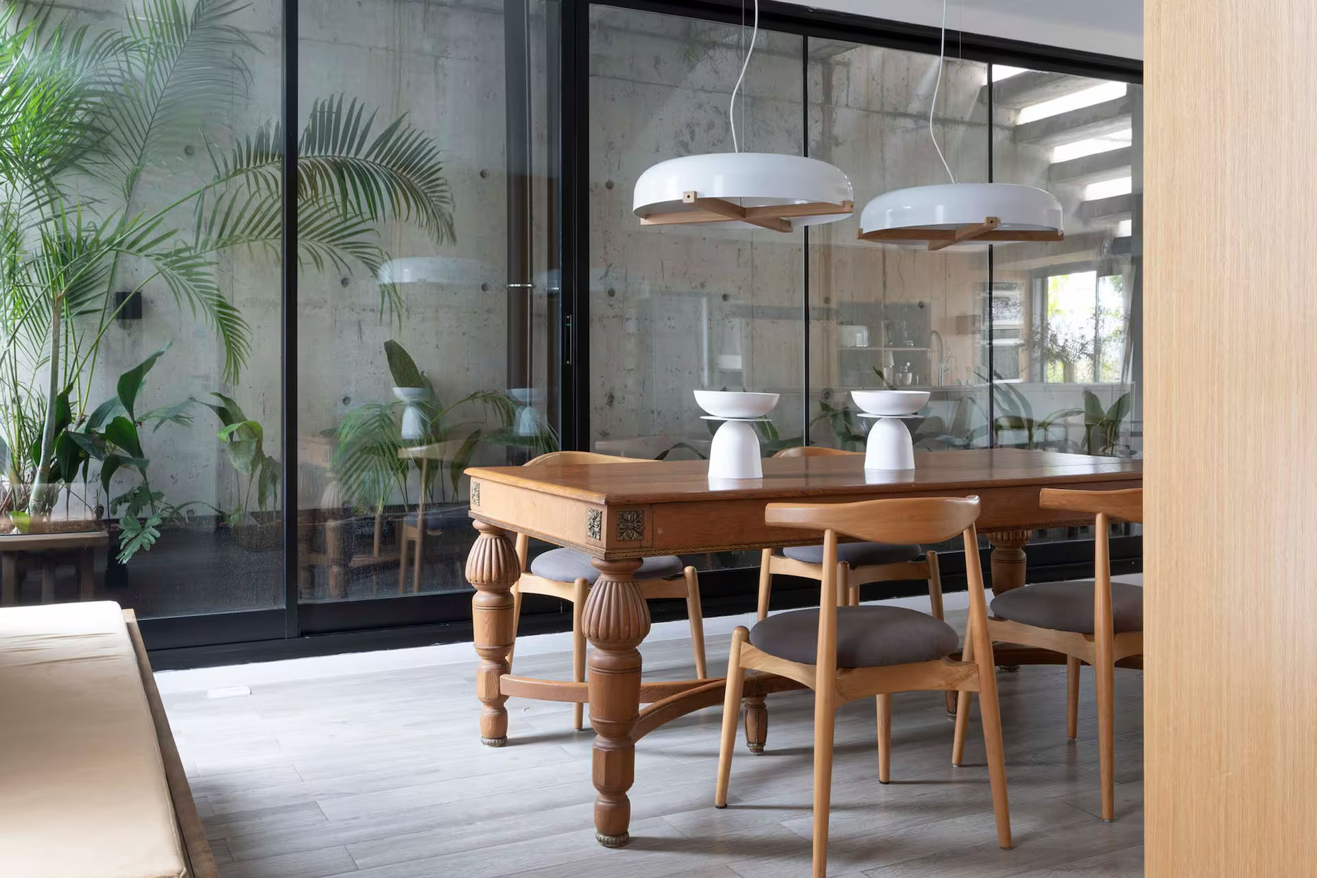 salle à manger maison moderne table ancienne