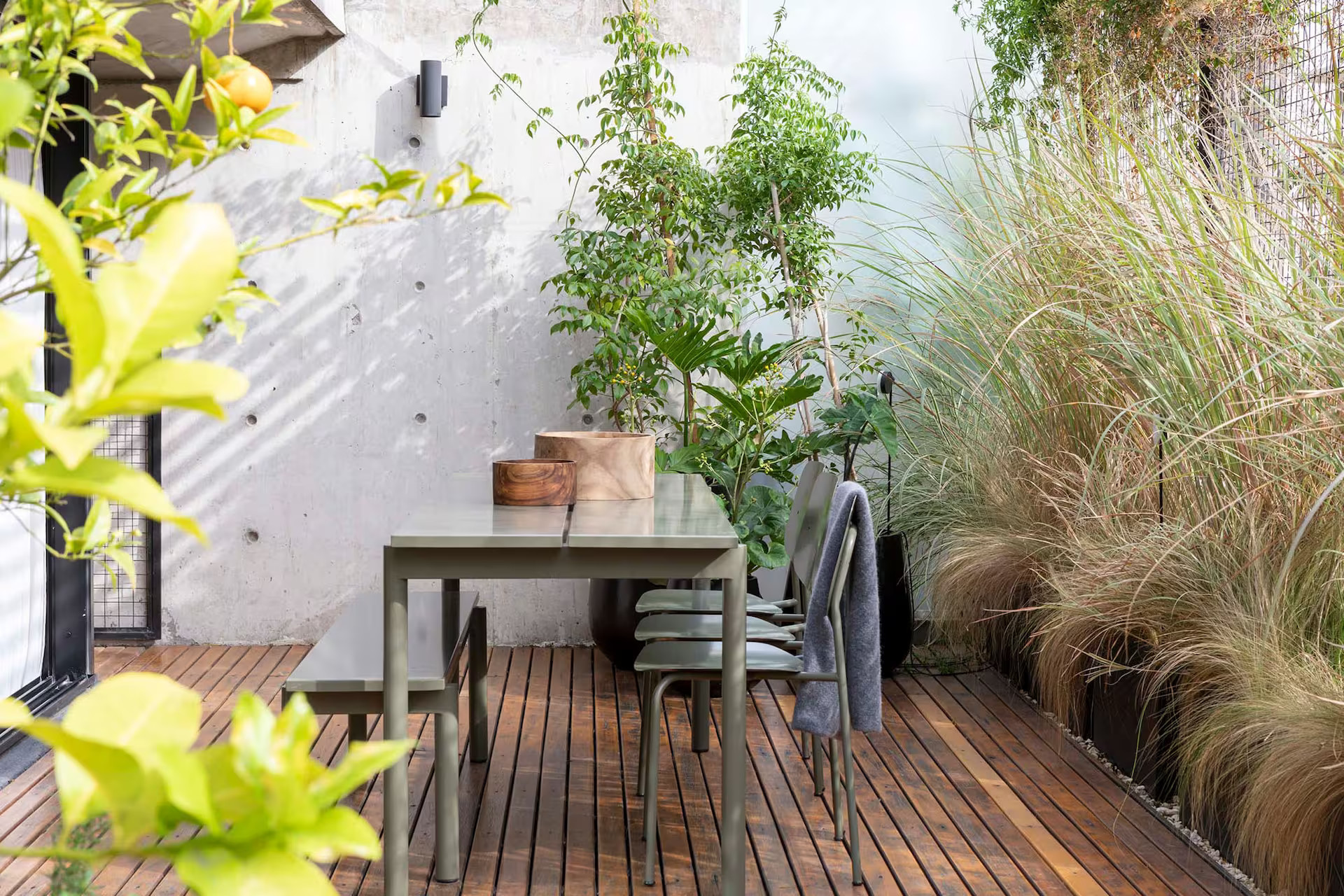 terrasse bois appartement avec piscine