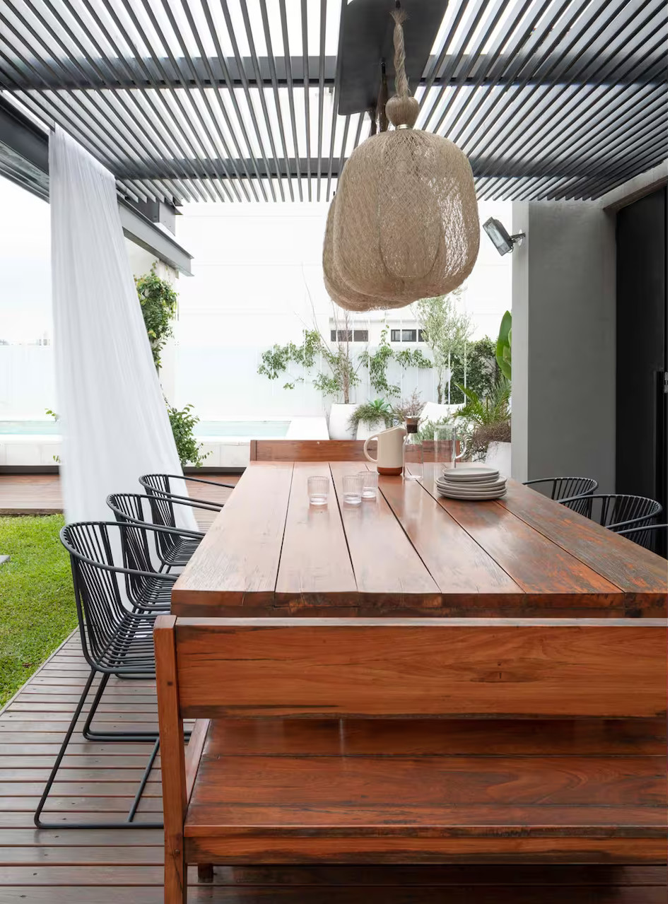 terrasse bois appartement avec piscine et pergola