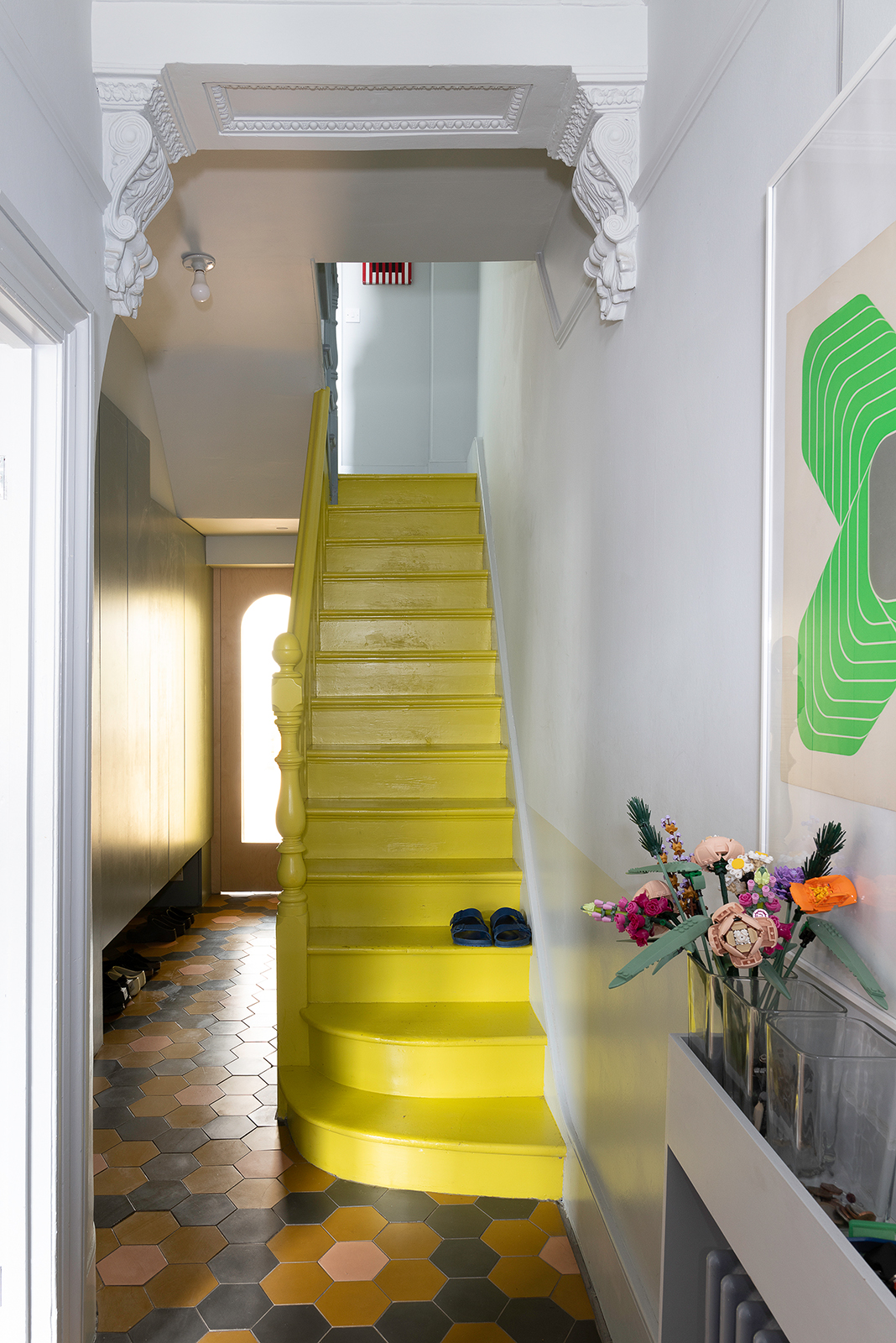 entrée escalier peint en jaune entrée escalier peint en jaune