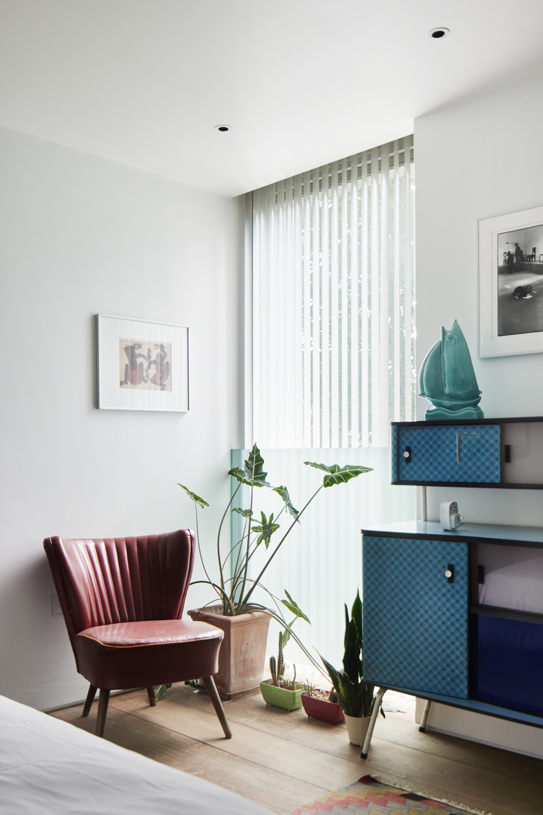 chambre avec mobilier vintage