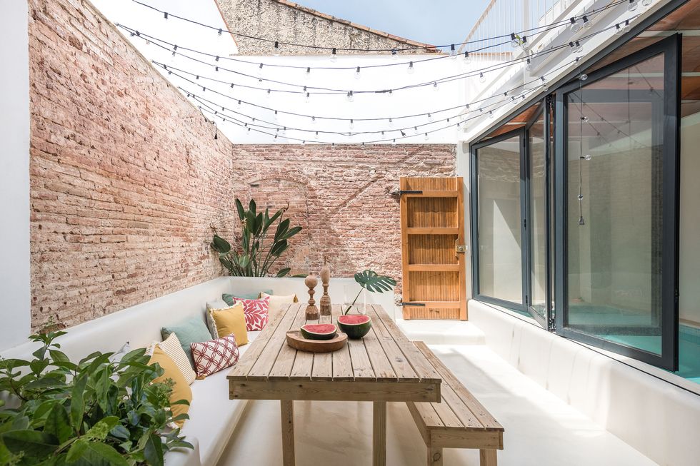 patio avec piscine intérieure