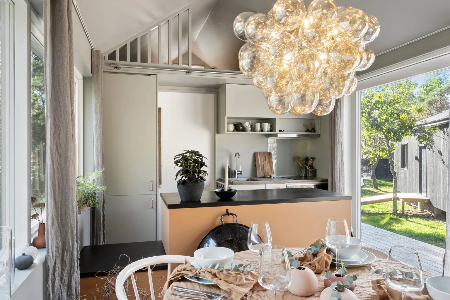 cuisine et salle à manger maison en bois noir 25m2 cuisine et salle à manger maison en bois noir 25m2
