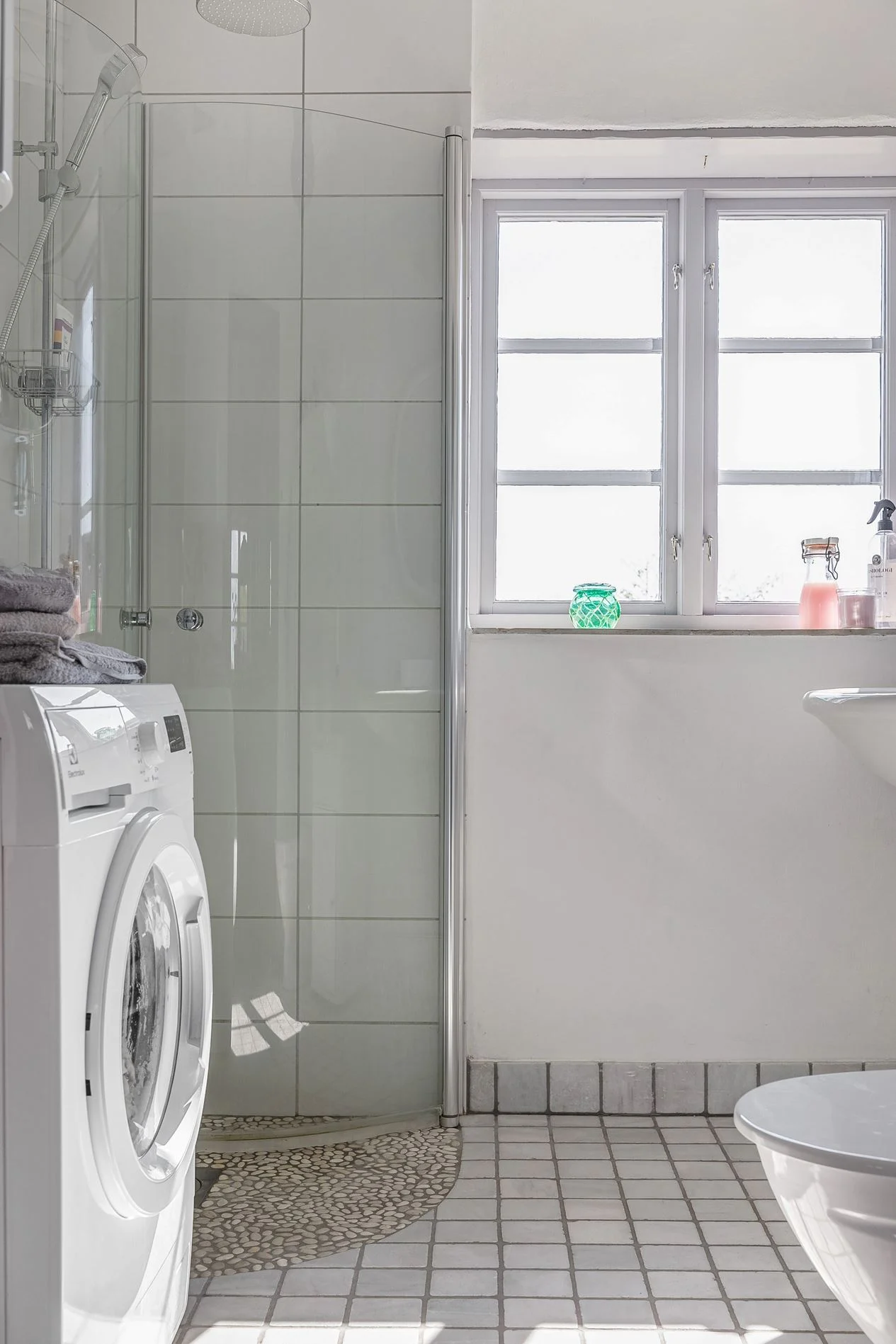 salle de bain avec machine à laver salle de bain avec machine à laver