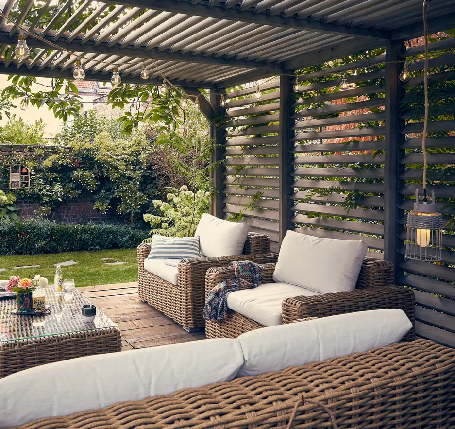 terrasse avec pergola en bois à lames orientables