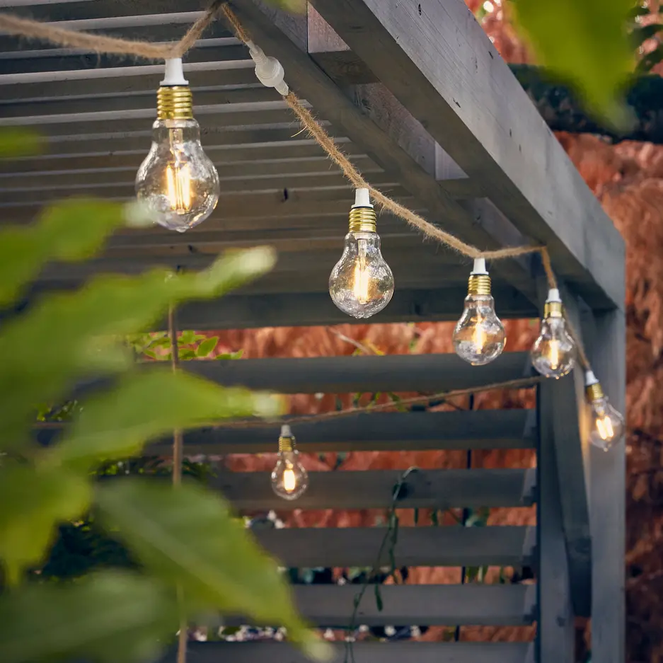 guirlande lumineuse sur pergola en bois
