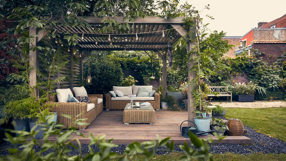 terrasse avec pergola en bois à lames orientables