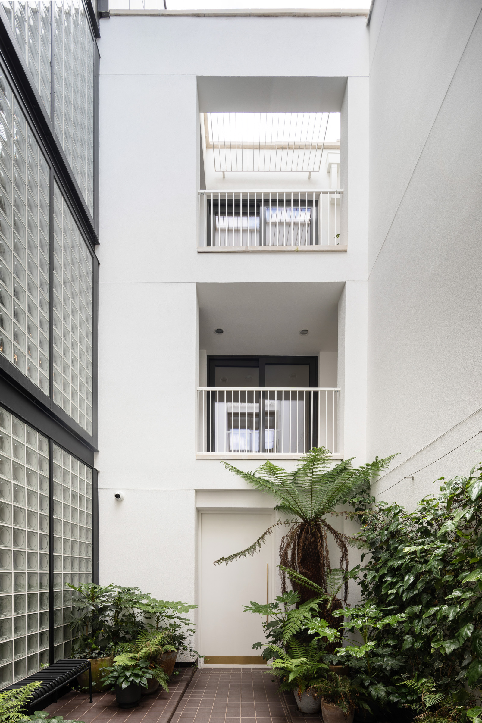 immeuble contemporain avec cour et plantes immeuble contemporain avec cour et plantes