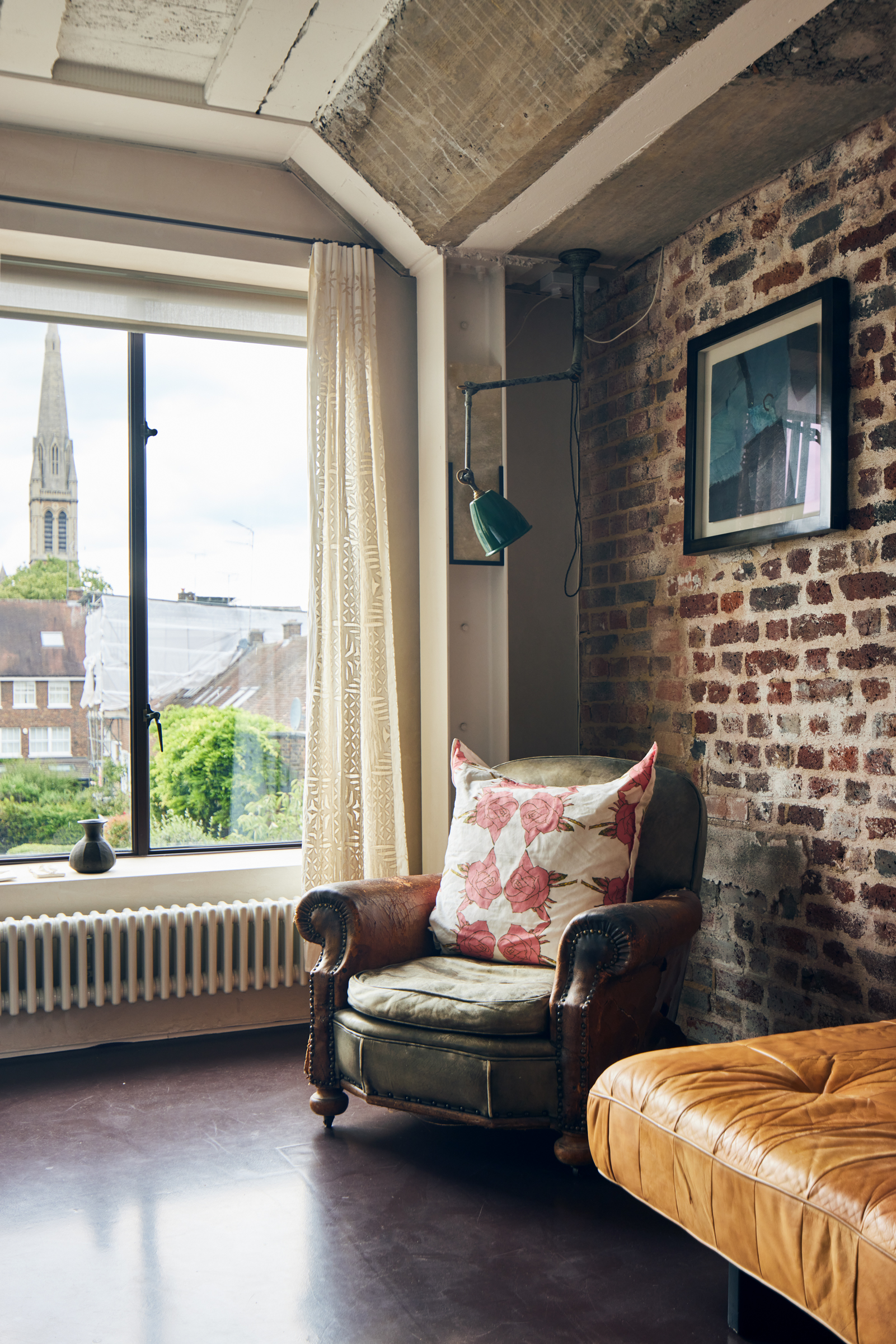 mur de briques et fauteuil club