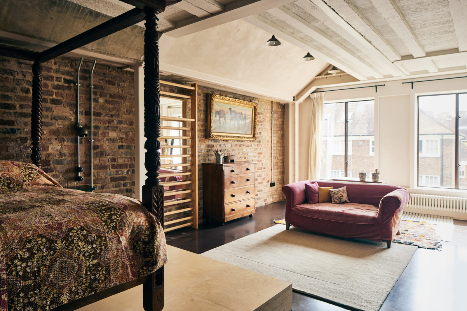 chambre avec mur de briques