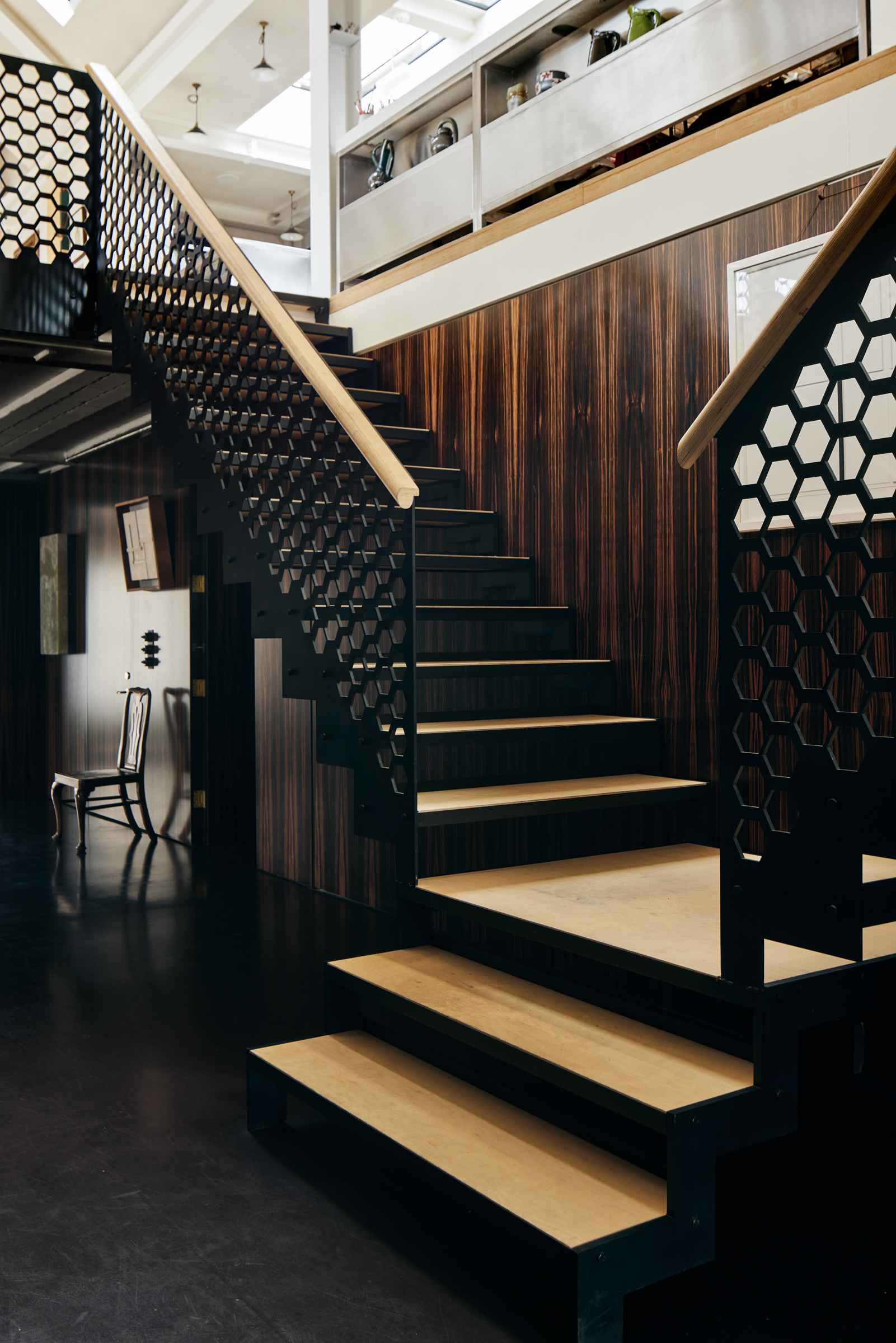entrée avec escalier acier et bois