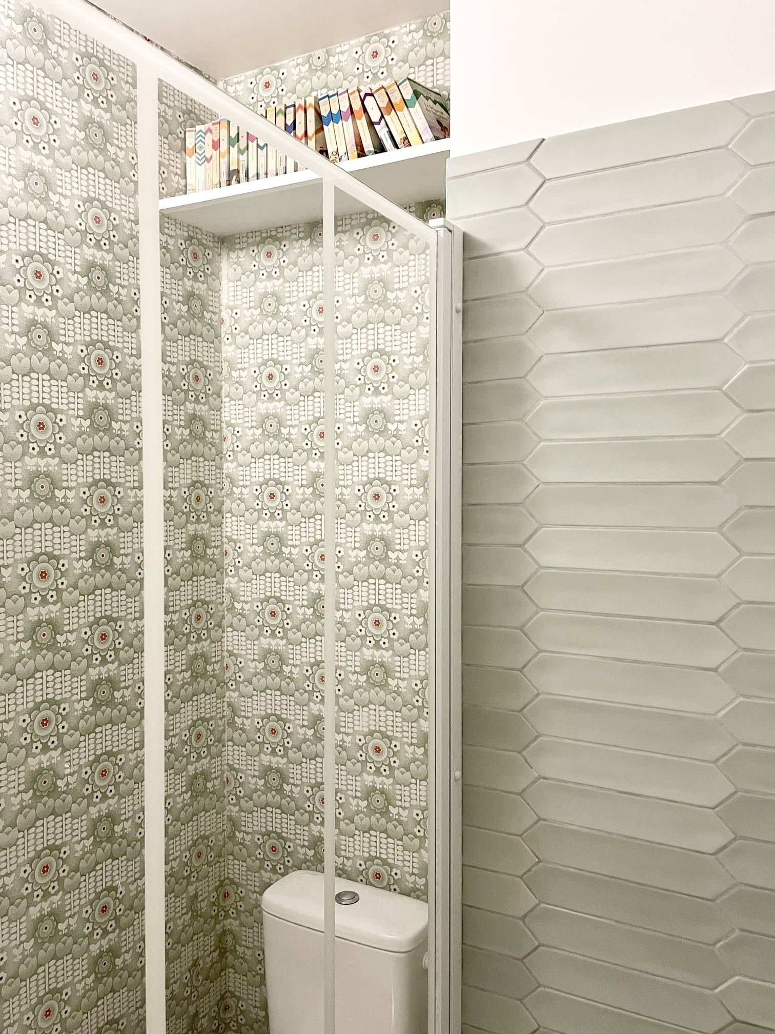 toilettes avec papier-peint vintage toilettes avec papier-peint vintage