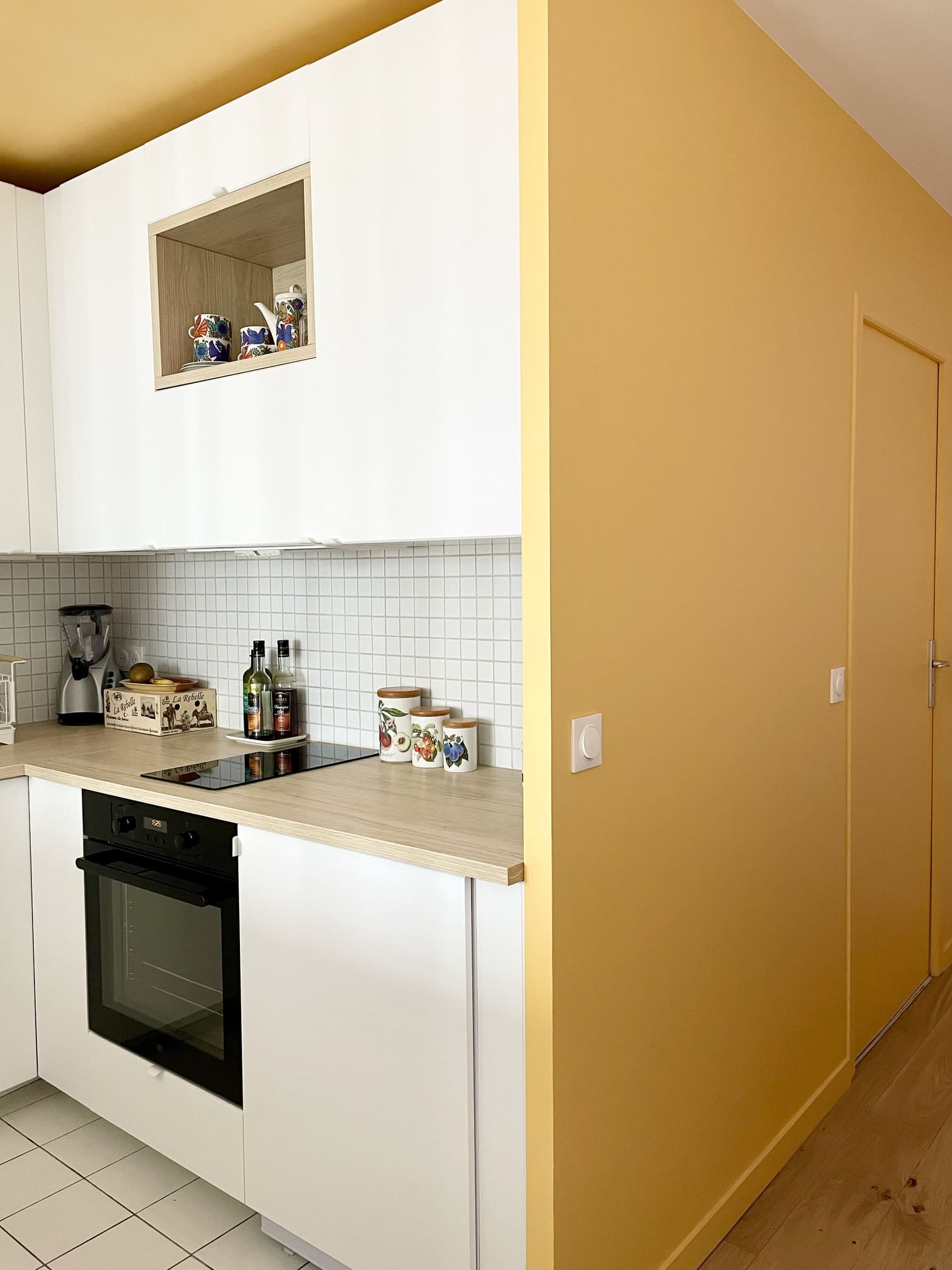 cuisine blanche plafond jaune studio Paris cuisine blanche plafond jaune studio Paris