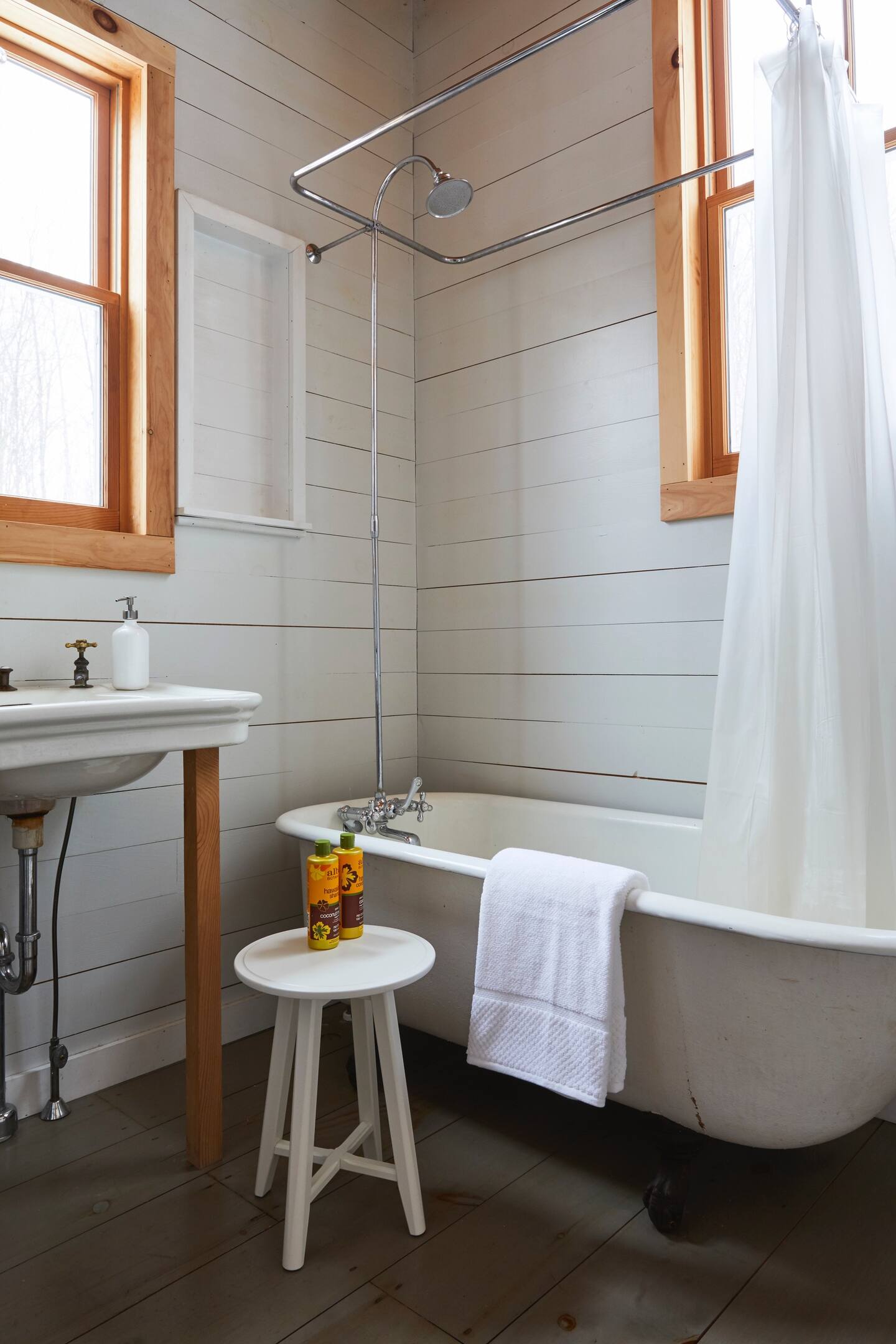 salle de bain avec baignoire rétro