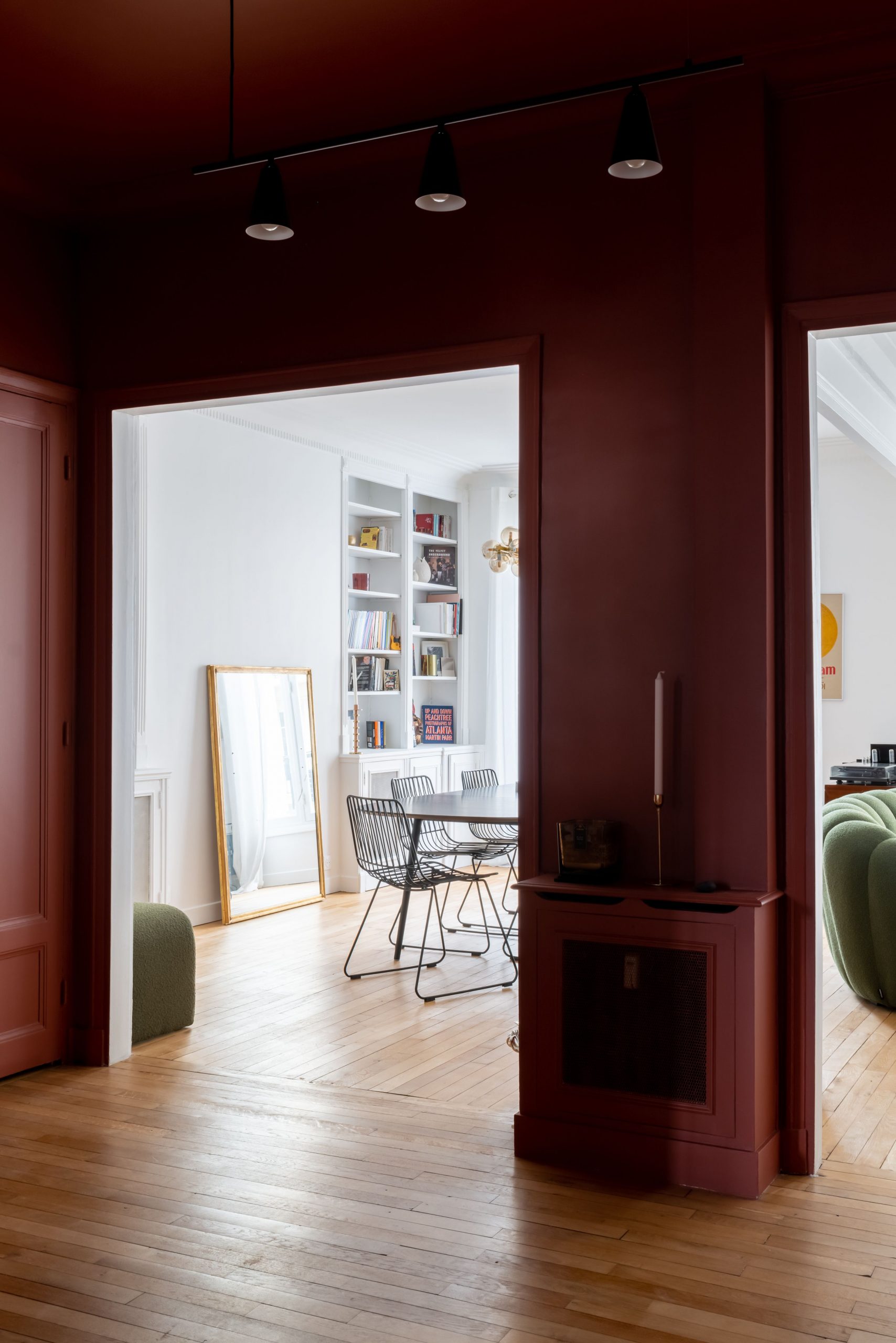 entrée rouge appartement haussmannien décoration contemporaine entrée rouge appartement haussmannien décoration contemporaine
