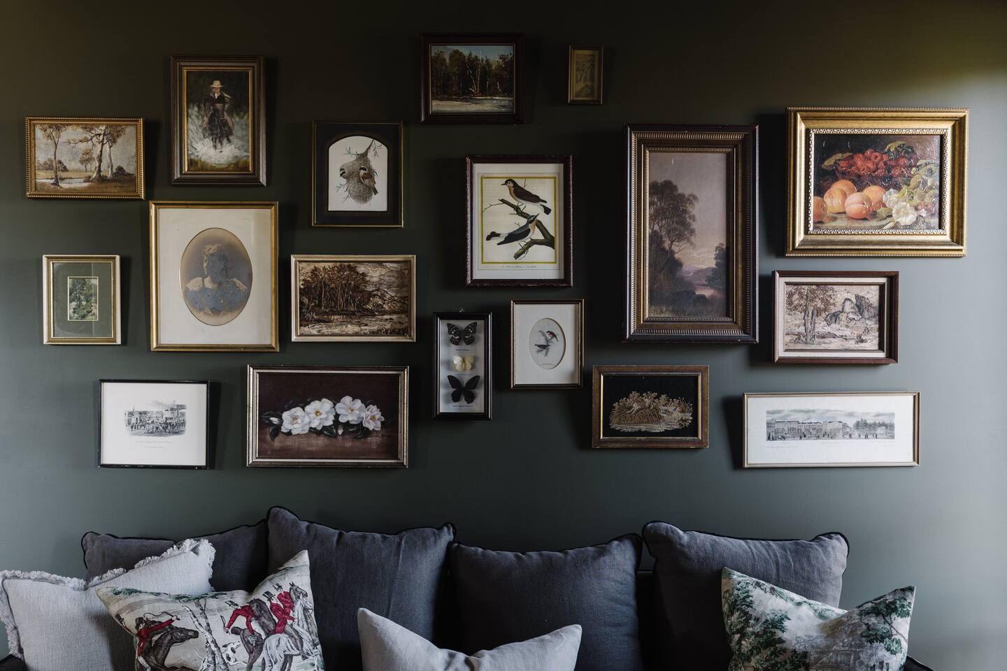 salon avec mur d'images décoration rustique chic