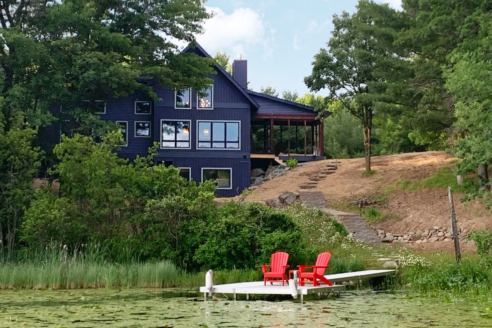 maison en bois noir au bord de l'eau