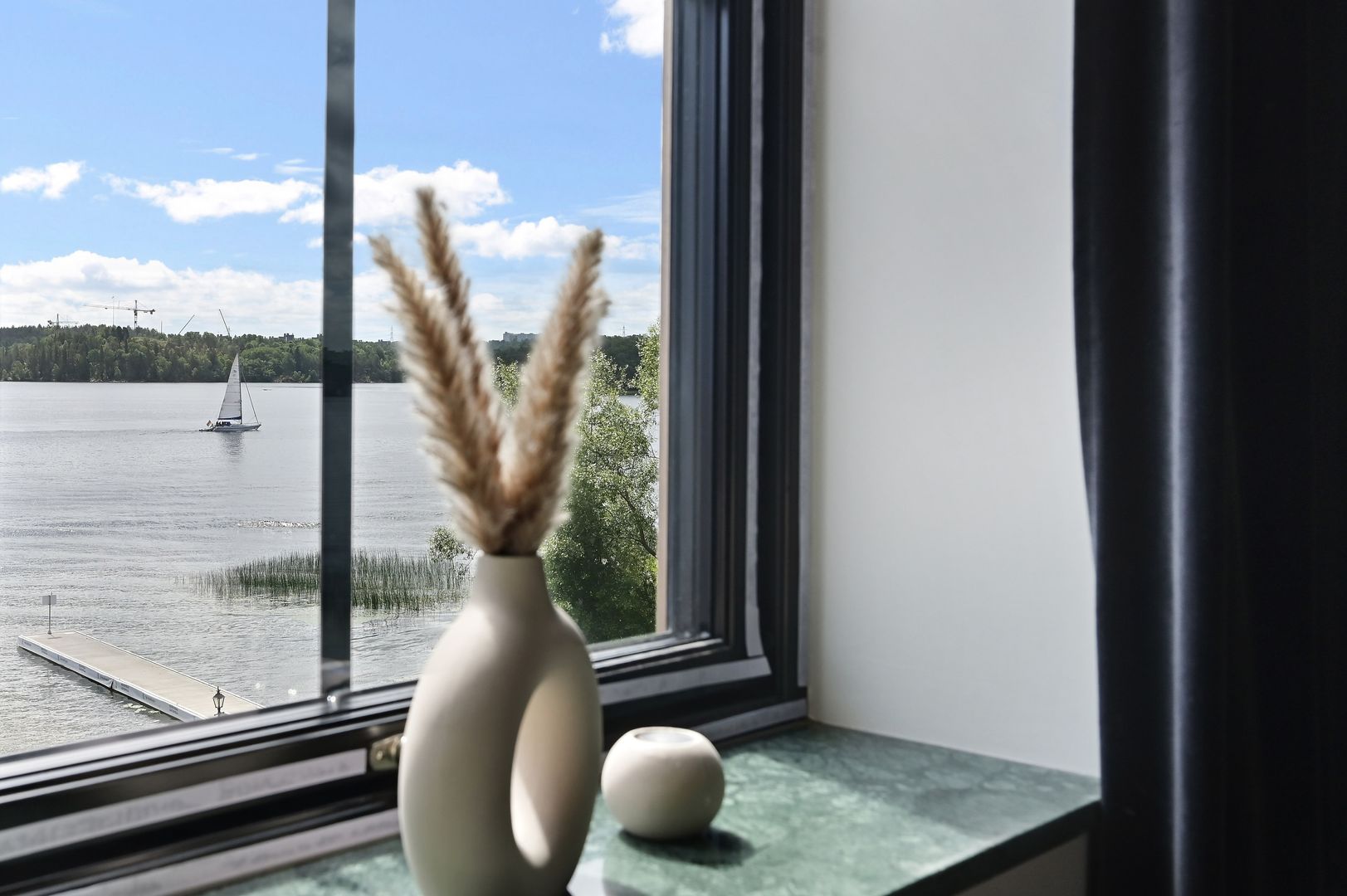 fenêtre avec vue sur le lac fenêtre avec vue sur le lac