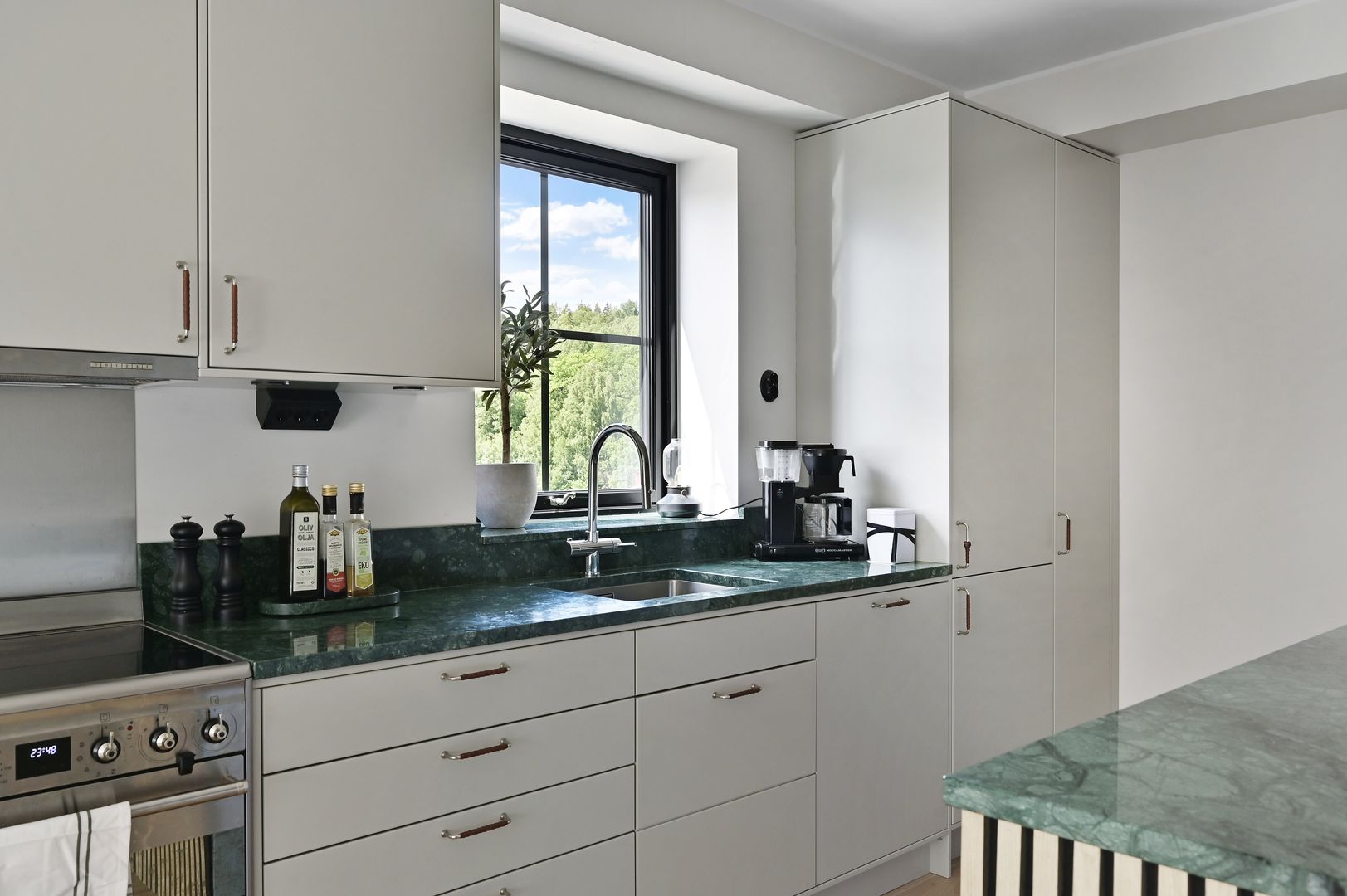 cuisine plan de travail marbre vert appartement 56m2 décoration design cuisine plan de travail marbre vert appartement 56m2 décoration design