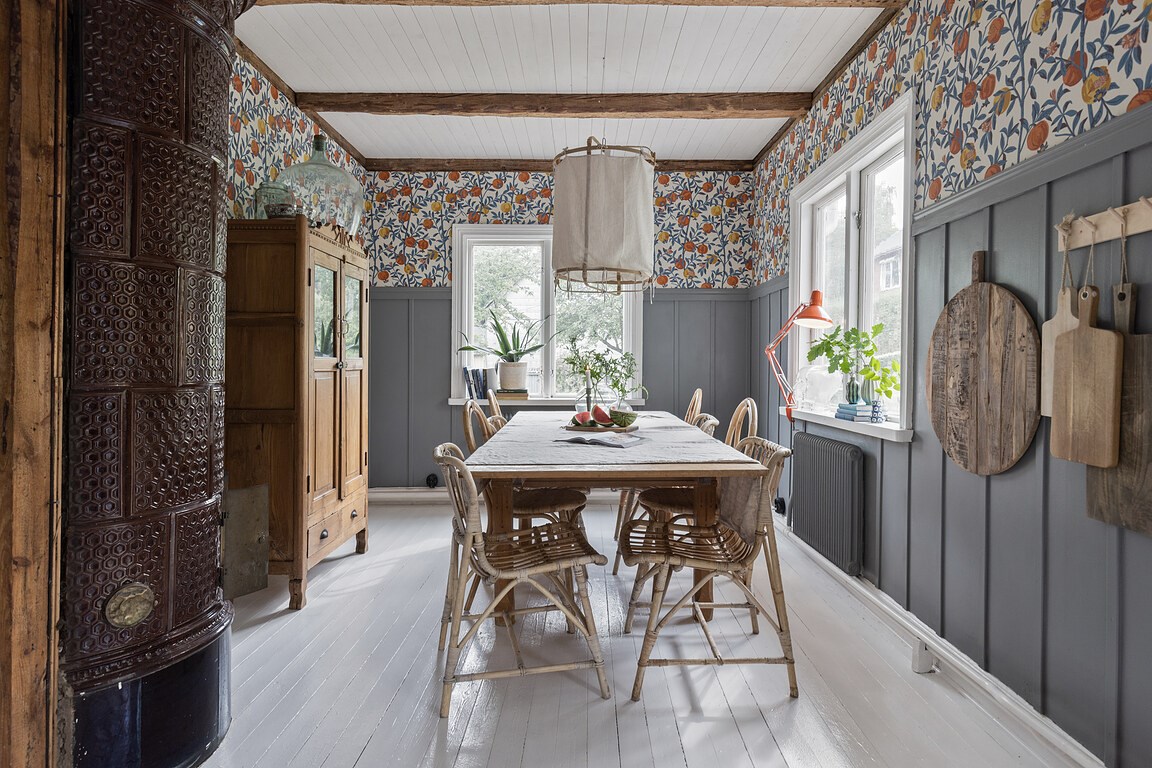 salle à manger avec poutres et papier-peint décoration scandinave salle à manger avec poutres et papier-peint décoration scandinave