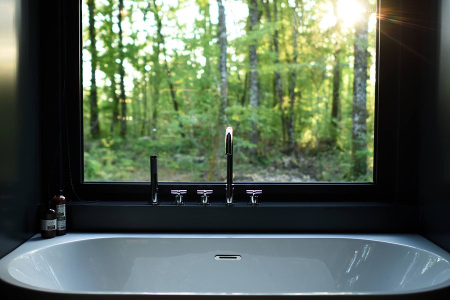 salle de bain avec baie vitrée
