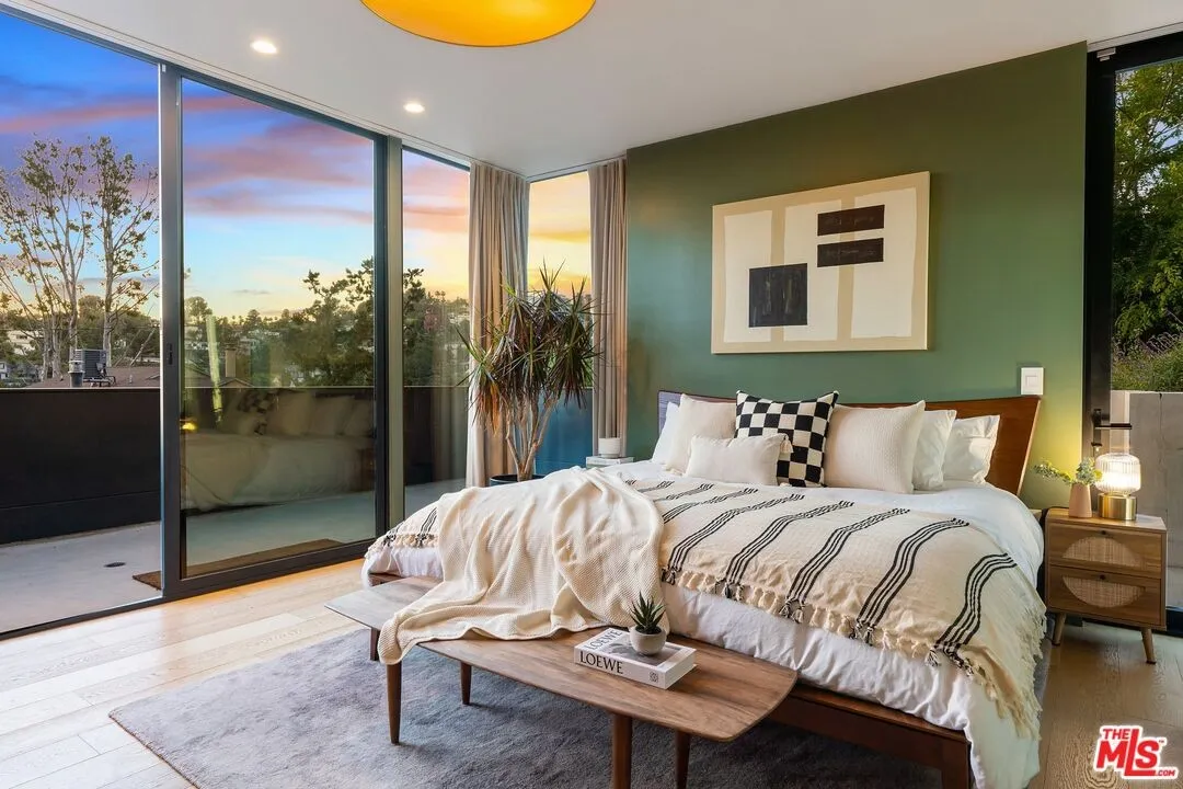 chambre mur vert avec baie vitrée et terrasse