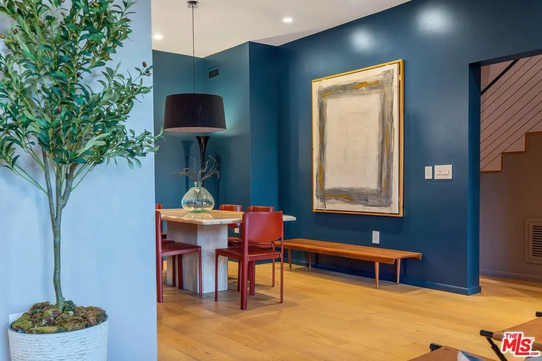 salle à manger mur bleu maison contemporaine