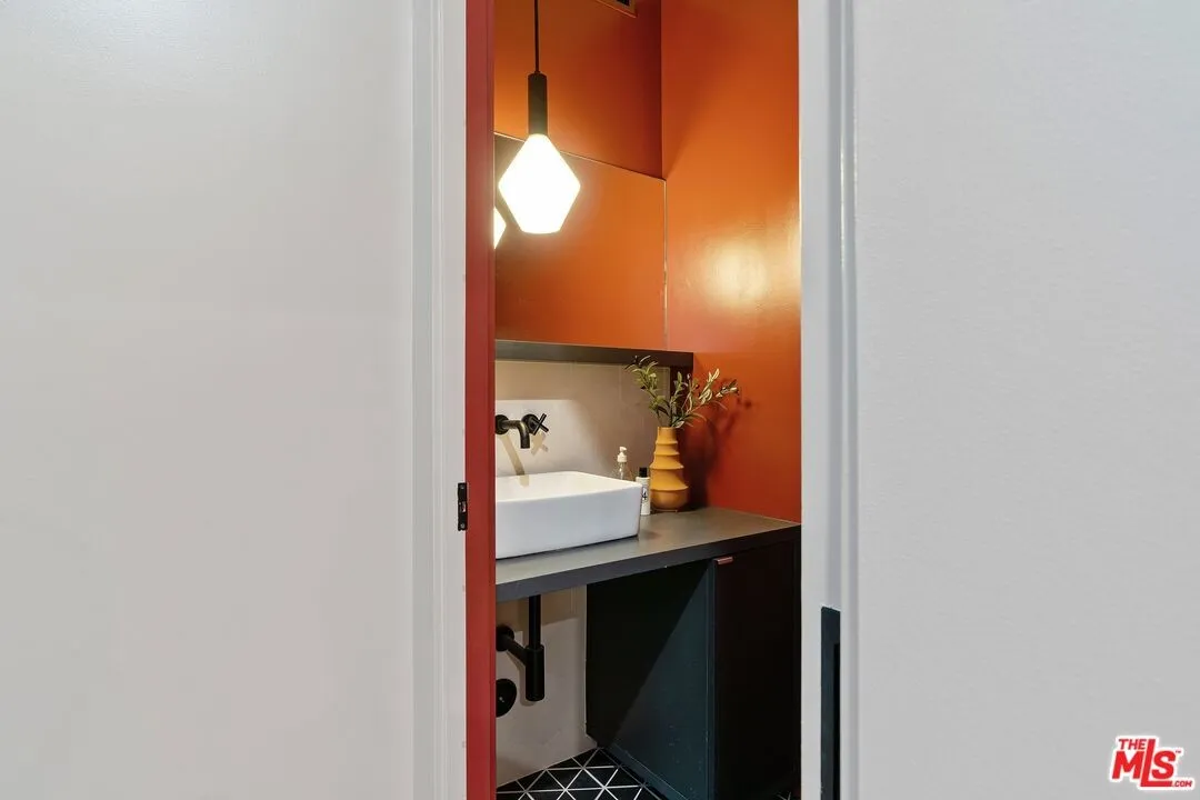 salle de bain murs orange maison contemporaine