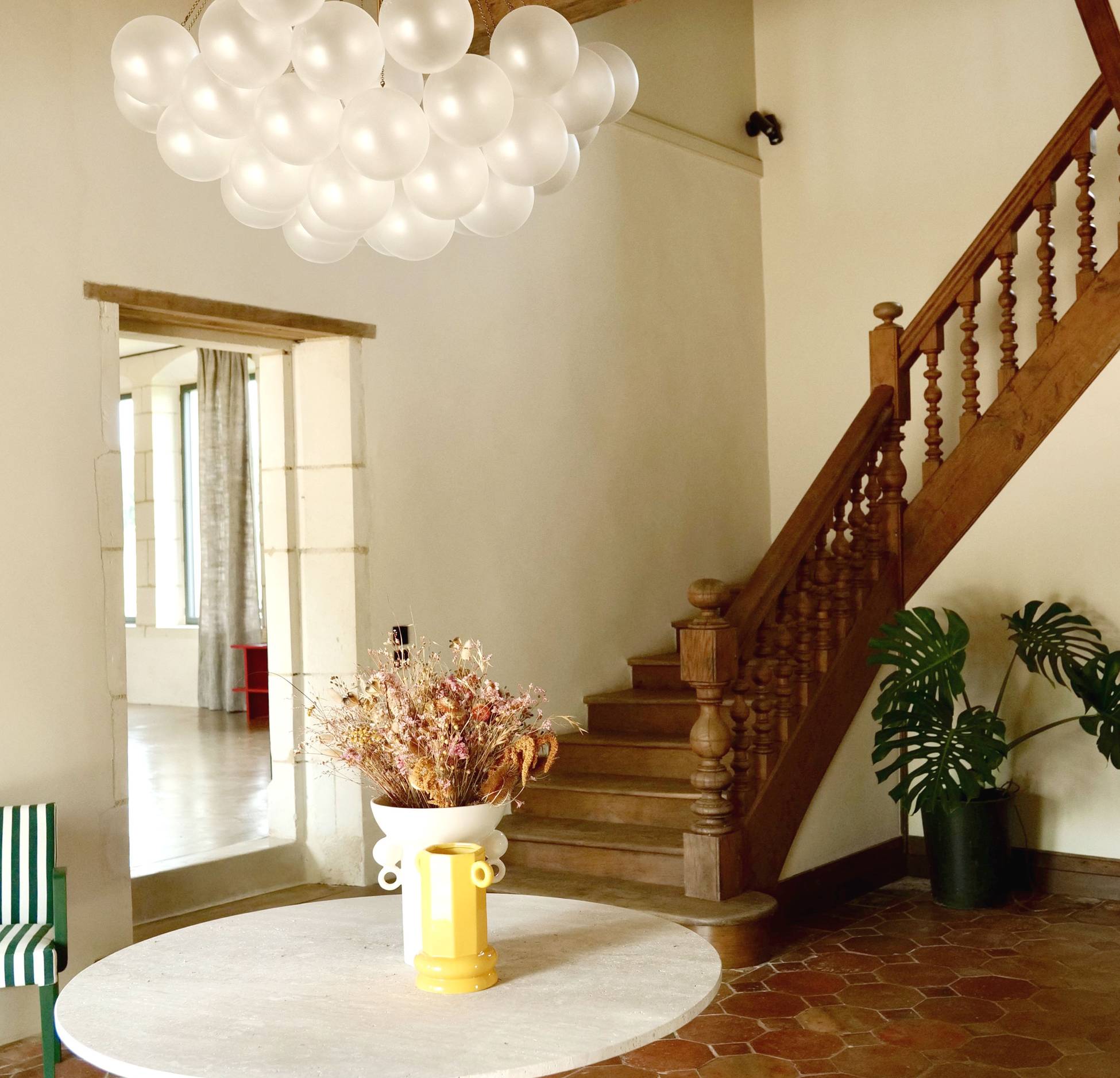 entrée avec escalier bois maison de campagne France