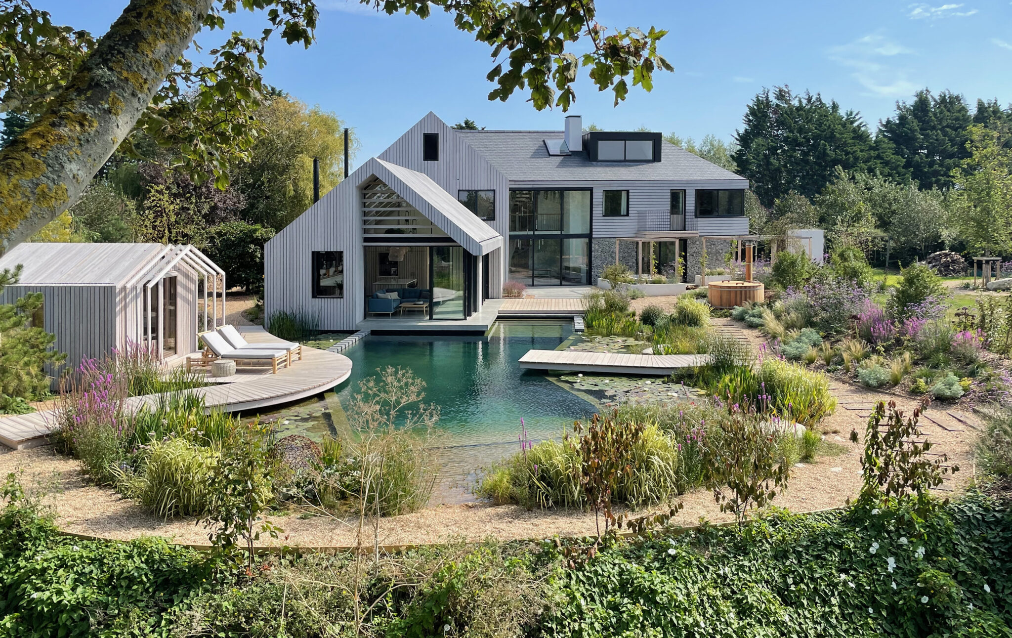 maison écologique avec étang de baignade maison écologique avec étang de baignade