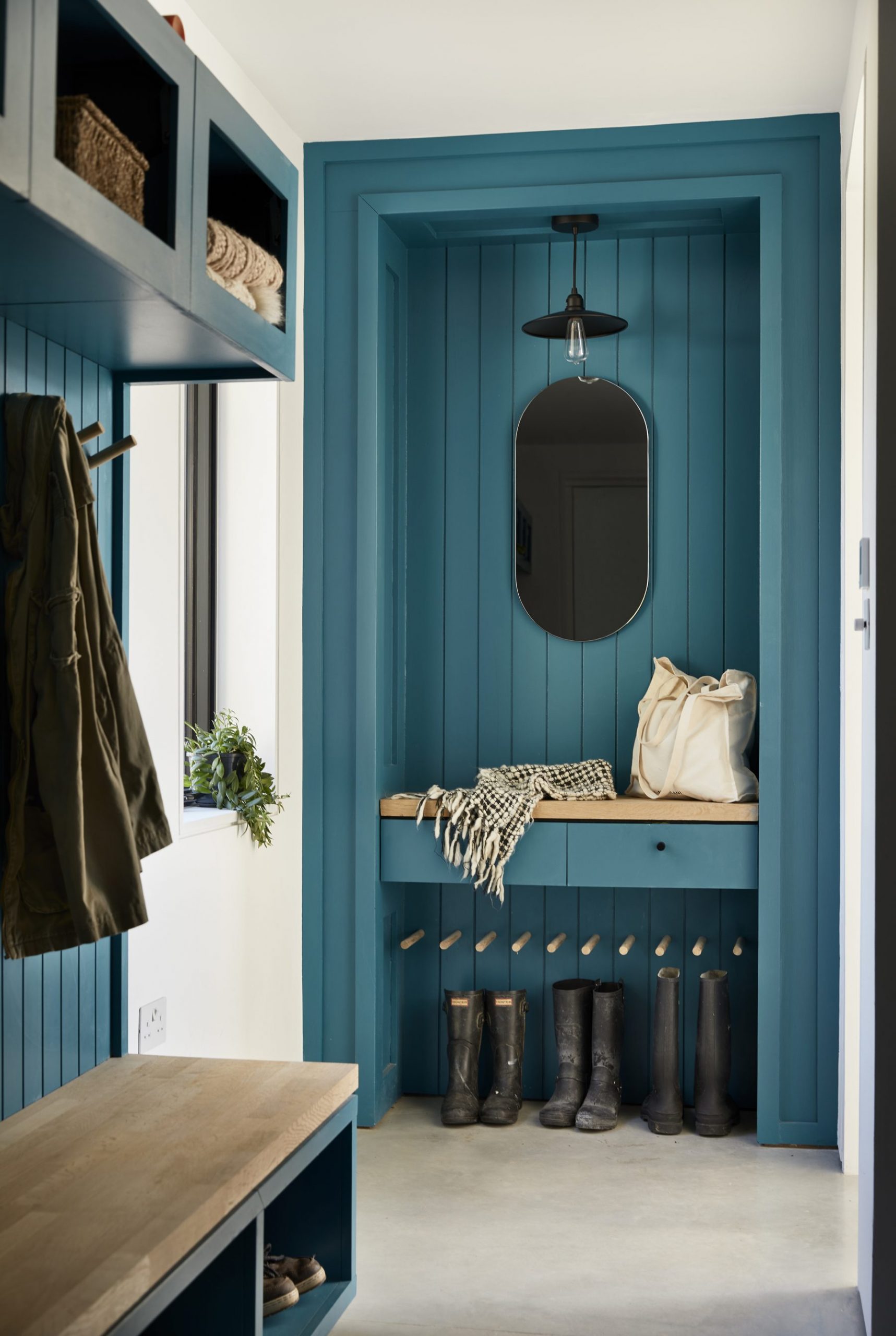 entrée avec vestiaire mur bleu entrée avec vestiaire mur bleu
