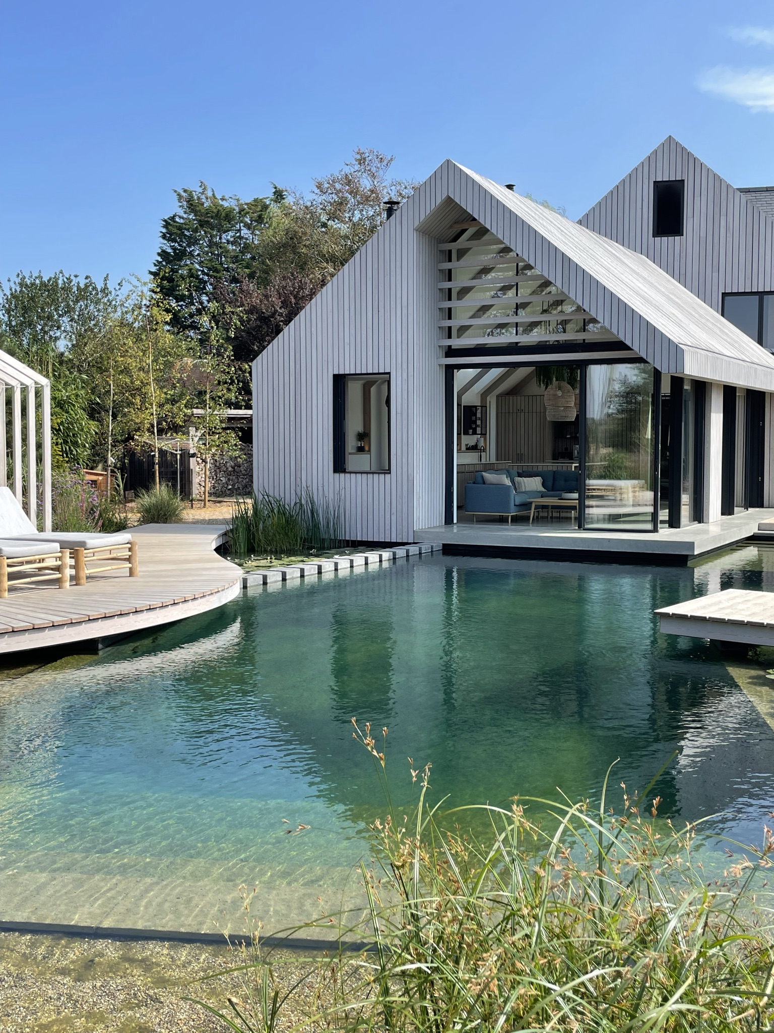maison écologique avec étang de baignade maison écologique avec étang de baignade