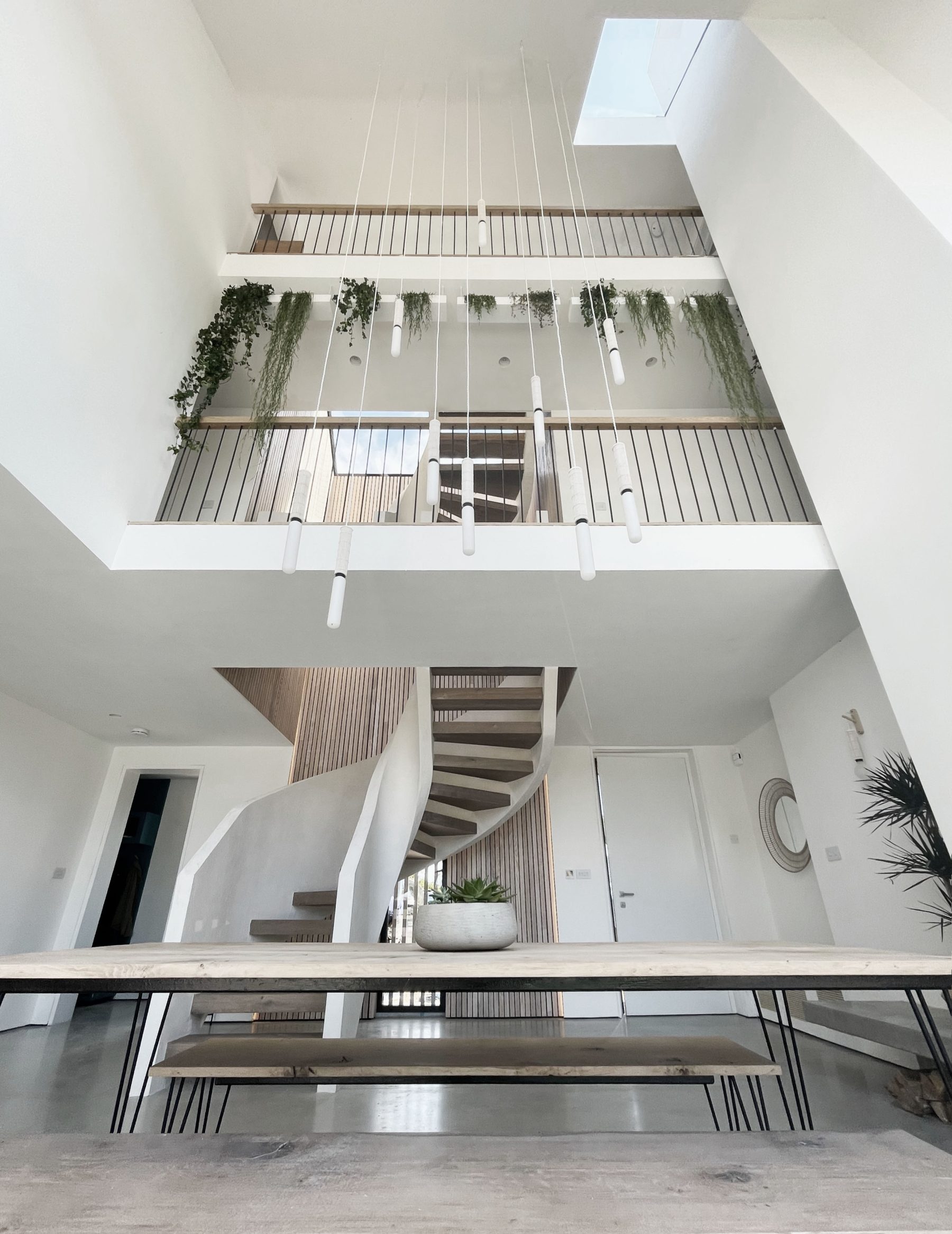 atrium avec escalier sur trois niveaux atrium avec escalier sur trois niveaux