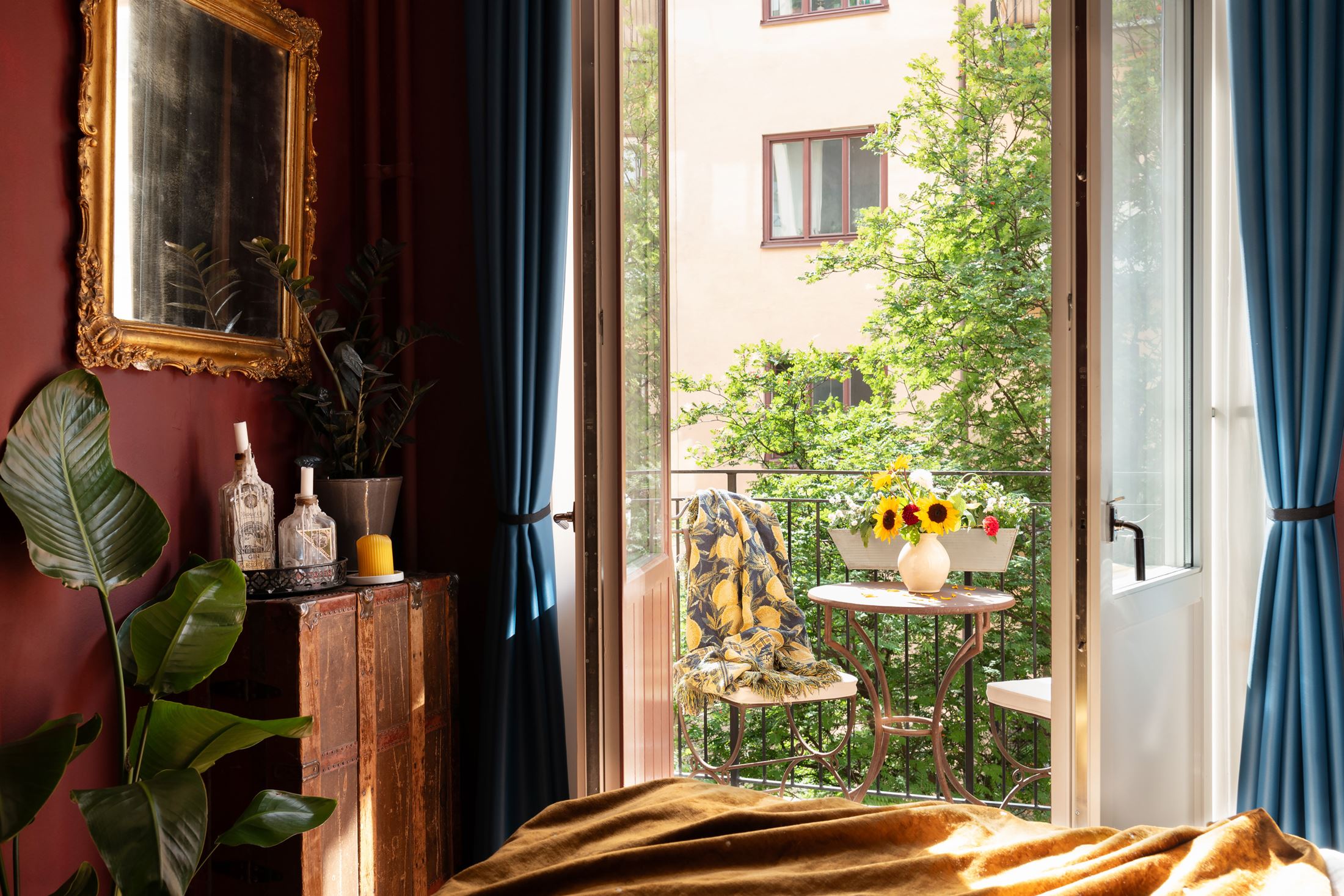 chambre avec miroir doré et balcon décoration vintage chambre avec miroir doré et balcon décoration vintage