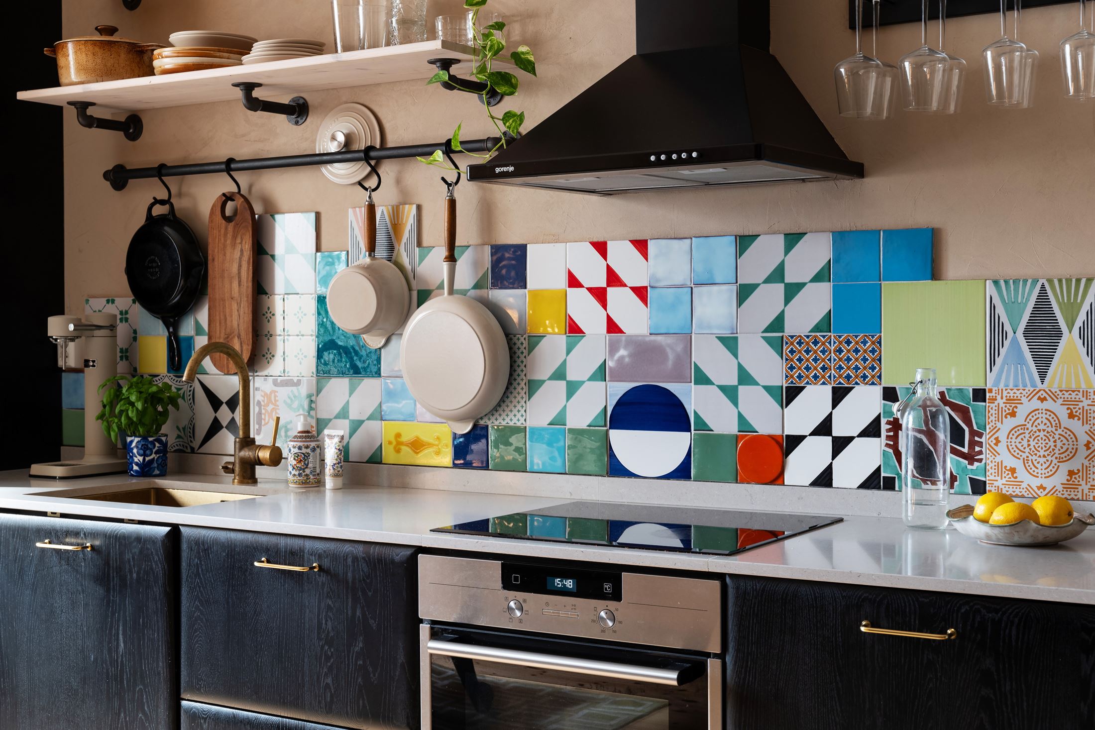 cuisine noire design crédence carreaux de ciment cuisine noire design crédence carreaux de ciment