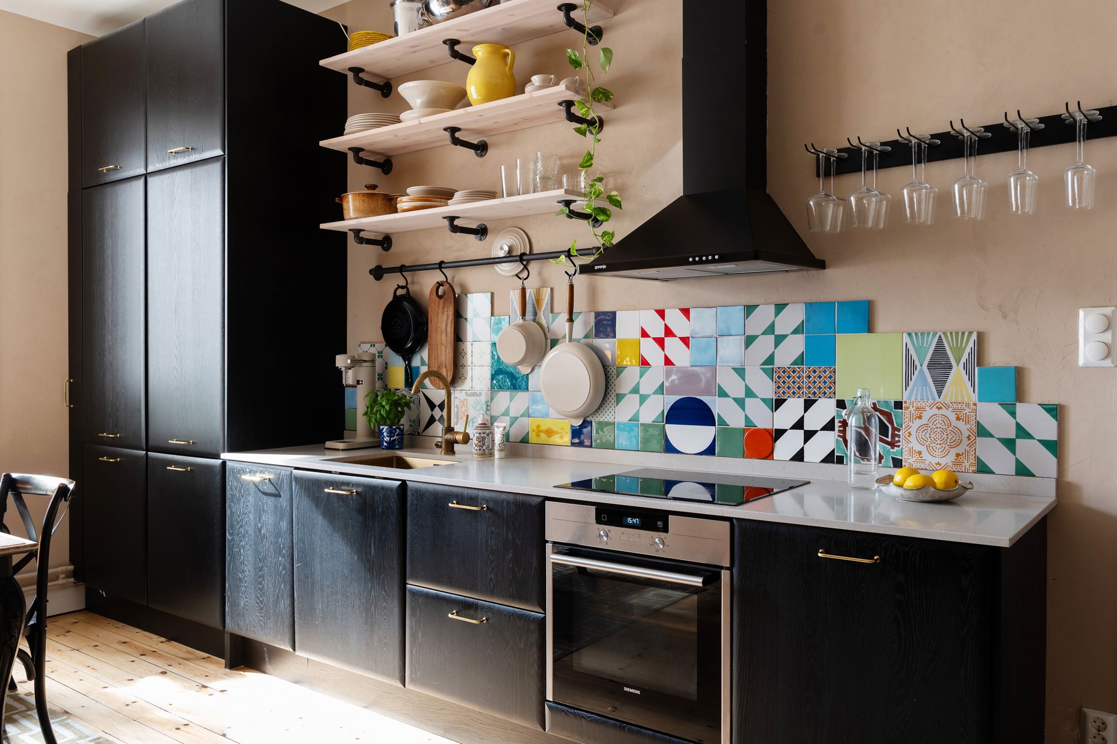 cuisine noire design crédence carreaux de ciment cuisine noire design crédence carreaux de ciment