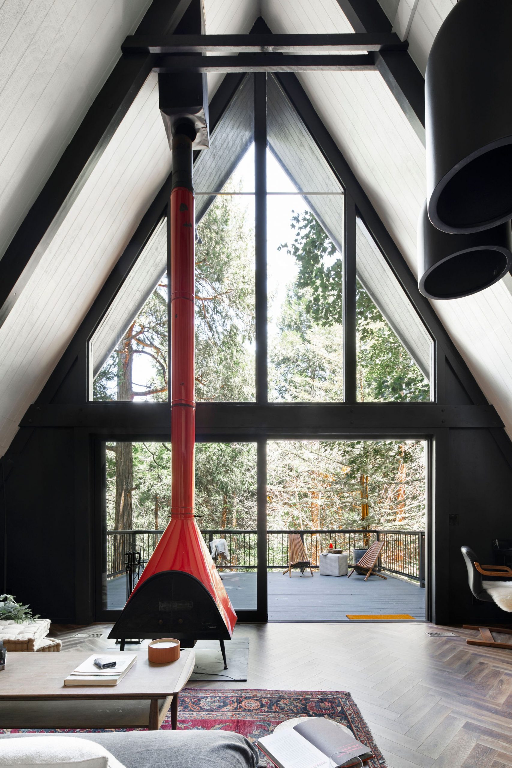 salon décoration noire maison A-Frame